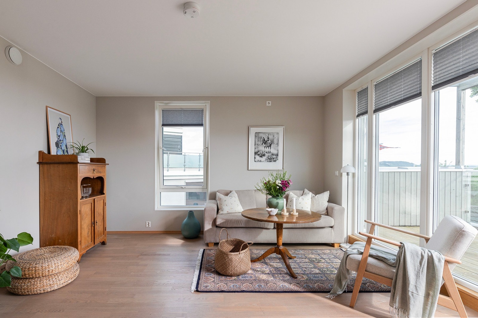Det er også her montert utvendige screens på vinduene, ut mot verandaen - mot vest. Galleribilde