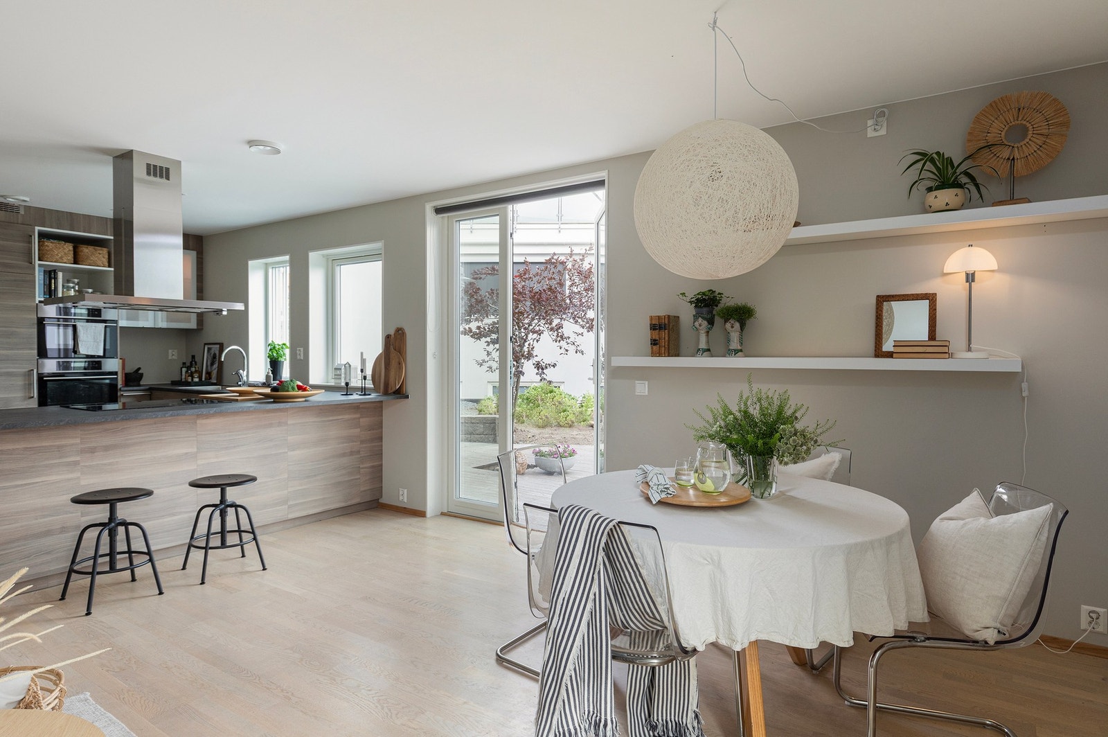 Videre er det god plass til et hyggelig spisebord i stua. Det er til info varme i gulvet i hele kjøkken- og stuedelen i 1. etasje. Balansert ventilasjon er det også i boligen. Galleribilde