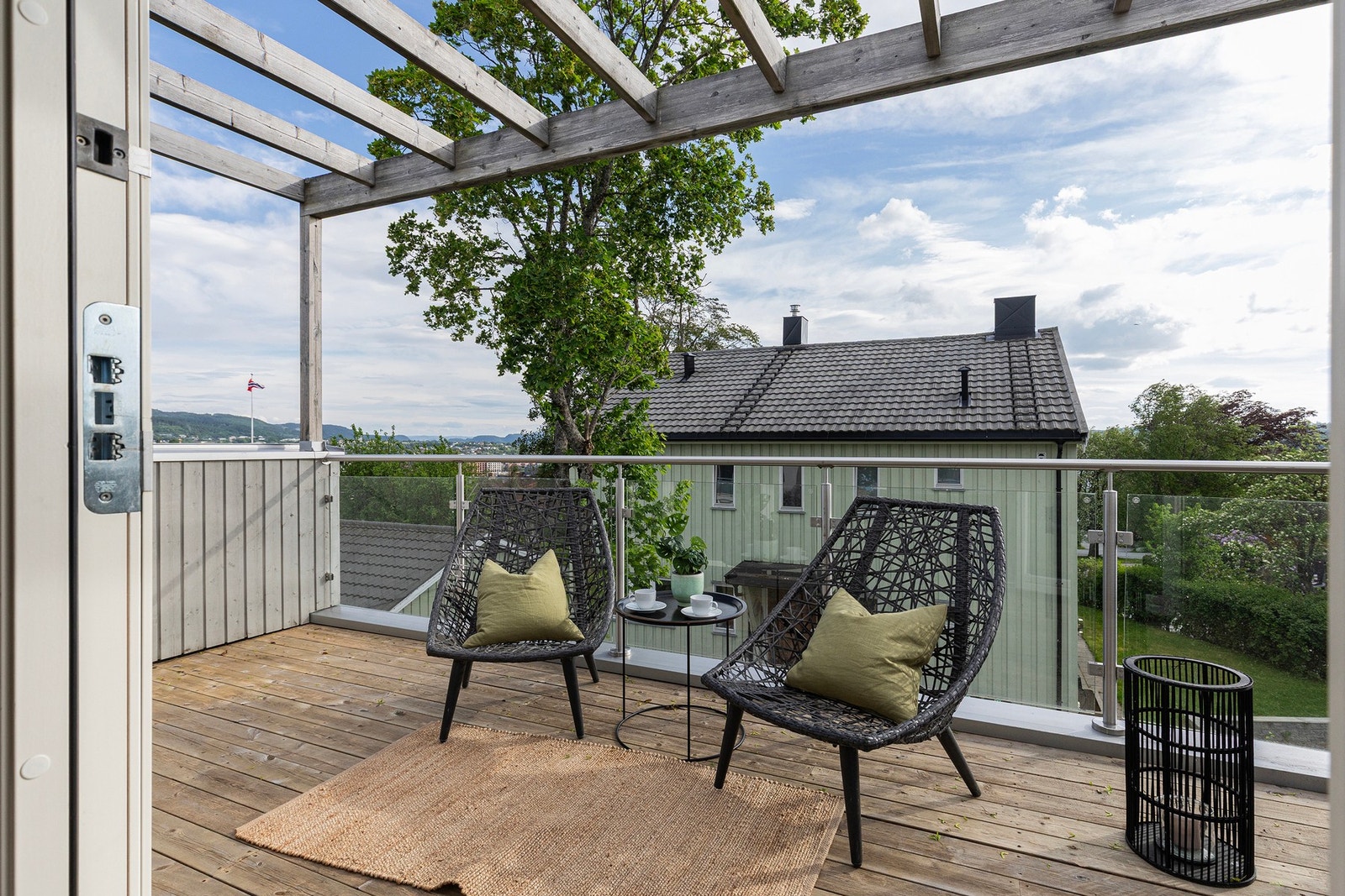 Enda en hyggelig og solrik uteplass tilhørende boligen. Flott og dekorativ pergola over denne uteplassen. Verandaen måler 12,4m². Galleribilde