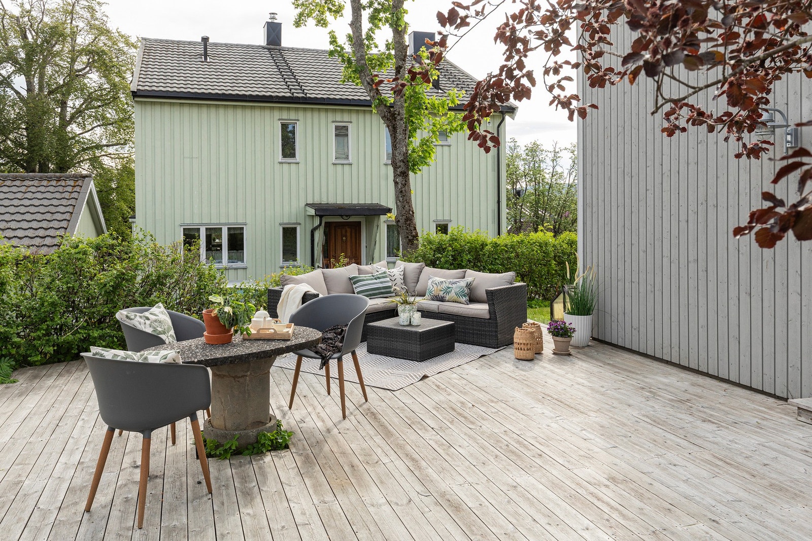 Her kan man tusle ut i sommerhalvåret og nyte godværsdagene. God plass til flere sittegrupper på terrassen, og også plass til et skikkelig langbord ved sosiale sammenkomster. Galleribilde