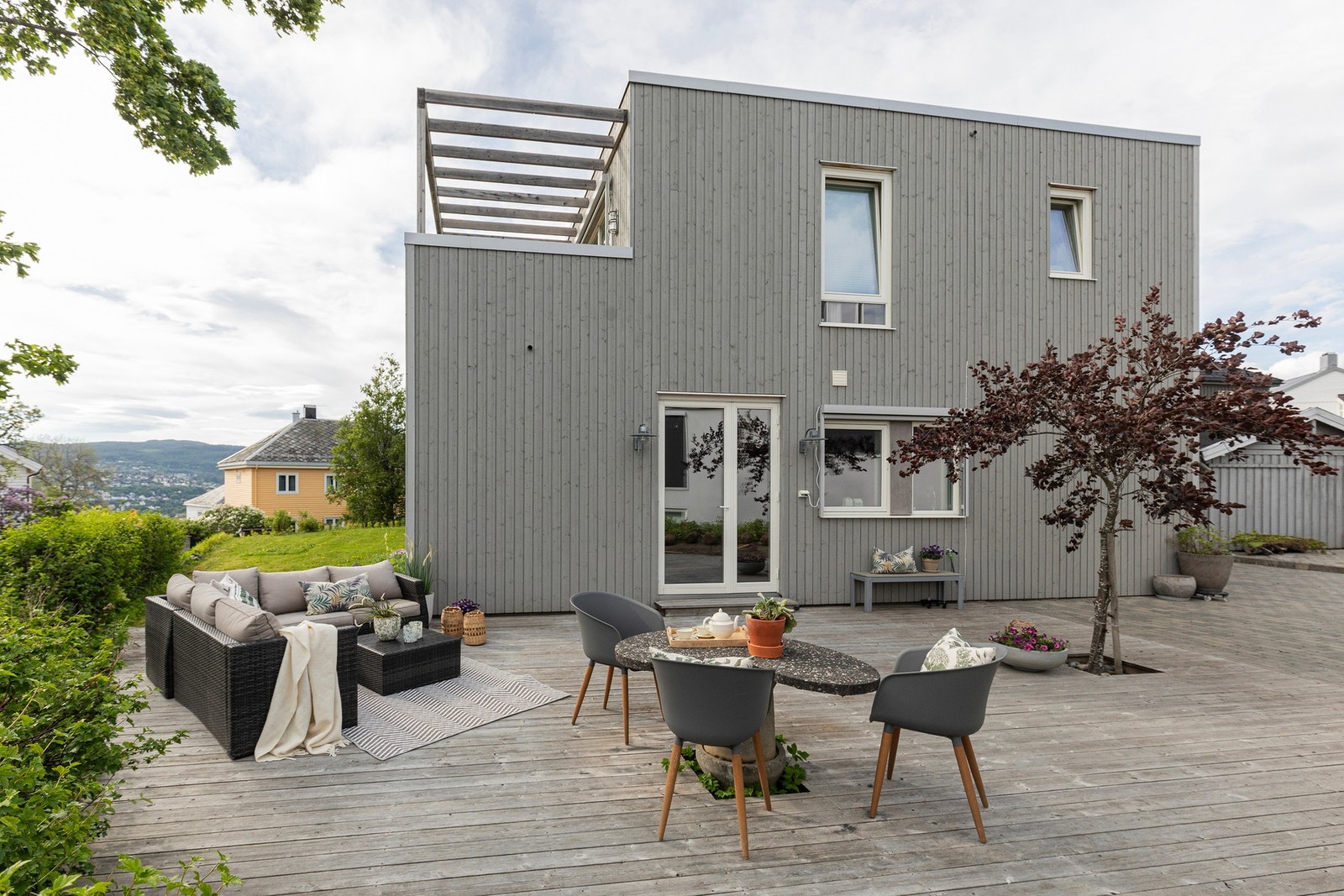 Boligen har pent opparbeidede uteområder og en fantastisk uteplass rett utenfor stue-/kjøkkenløsningen. Terrassen måler hele 57 m². Her har man dessuten svært gode solforhold - denne vender mot sørvest. Galleribilde