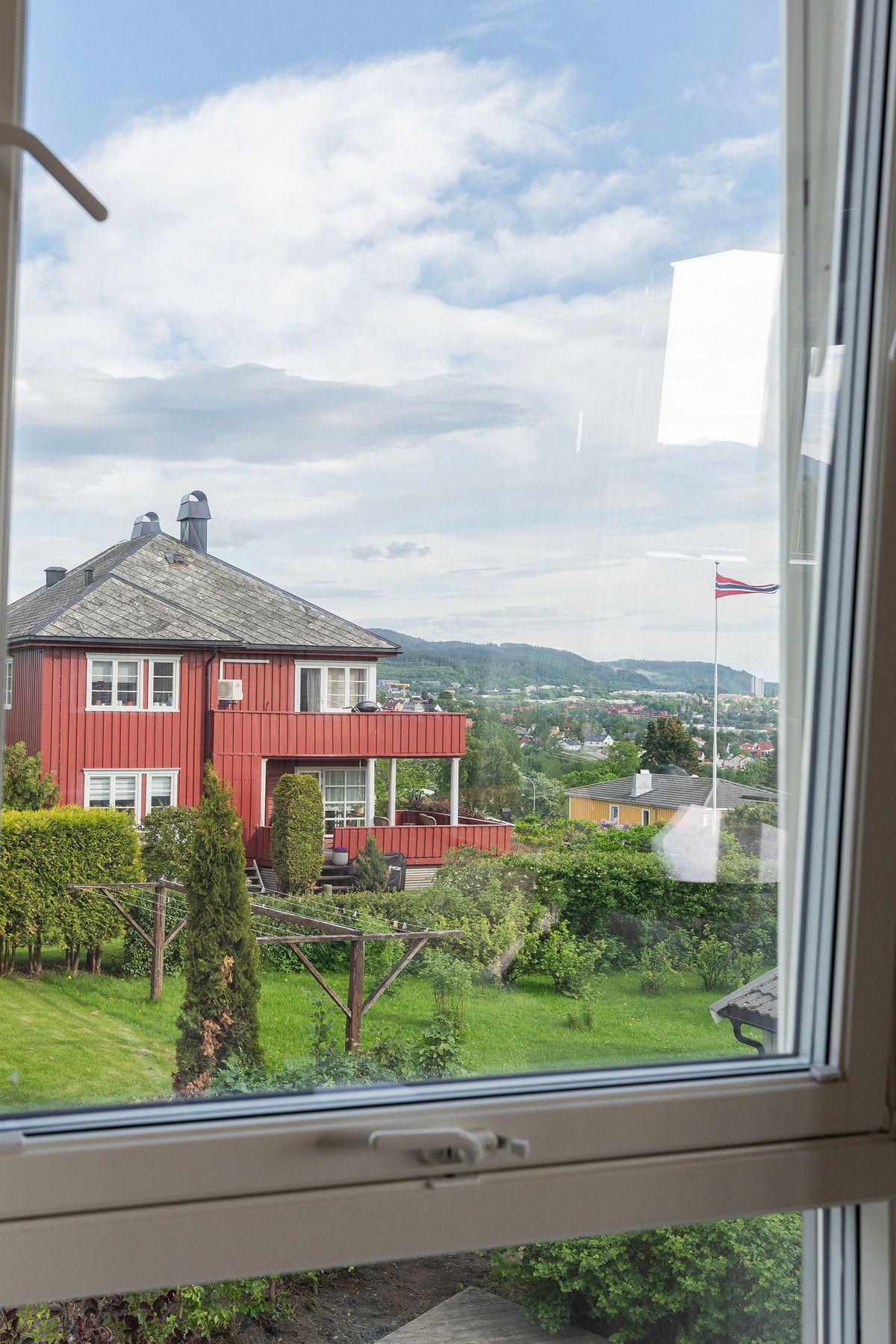 Fint utsyn mot et hyggelig nabolag og grønne omgivelser fra stuevinduet i 2.etasje. Galleribilde