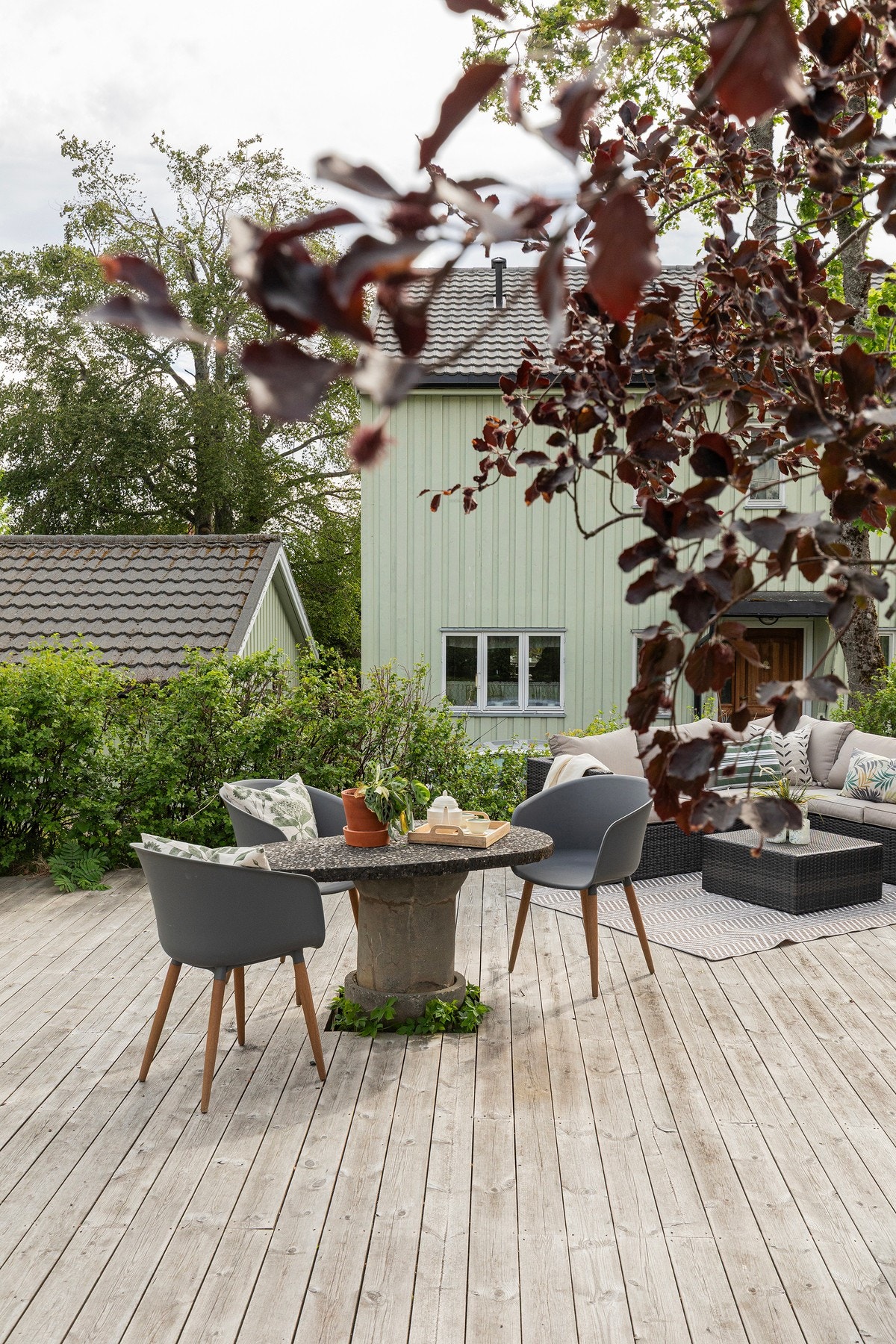 Rundt boligen har man mer eller mindre sol hele dagen - morgensol ved inngangsdør hvor man også kan ha utemøbler, samt sen kveldssol på veranda i 2.etasje. Galleribilde