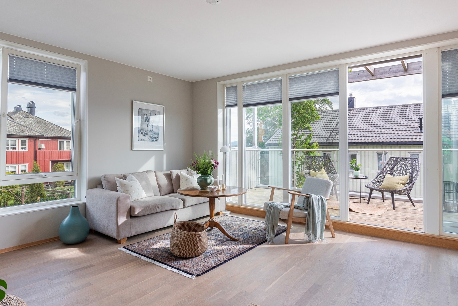 Enda et fantastisk rom å være i. Lys, luft og en god atmosfære. Rommet er romslig og måler 20m². Utgang til en flott veranda, hvor man har ettermiddags- og kveldssol på sommerstid. Galleribilde