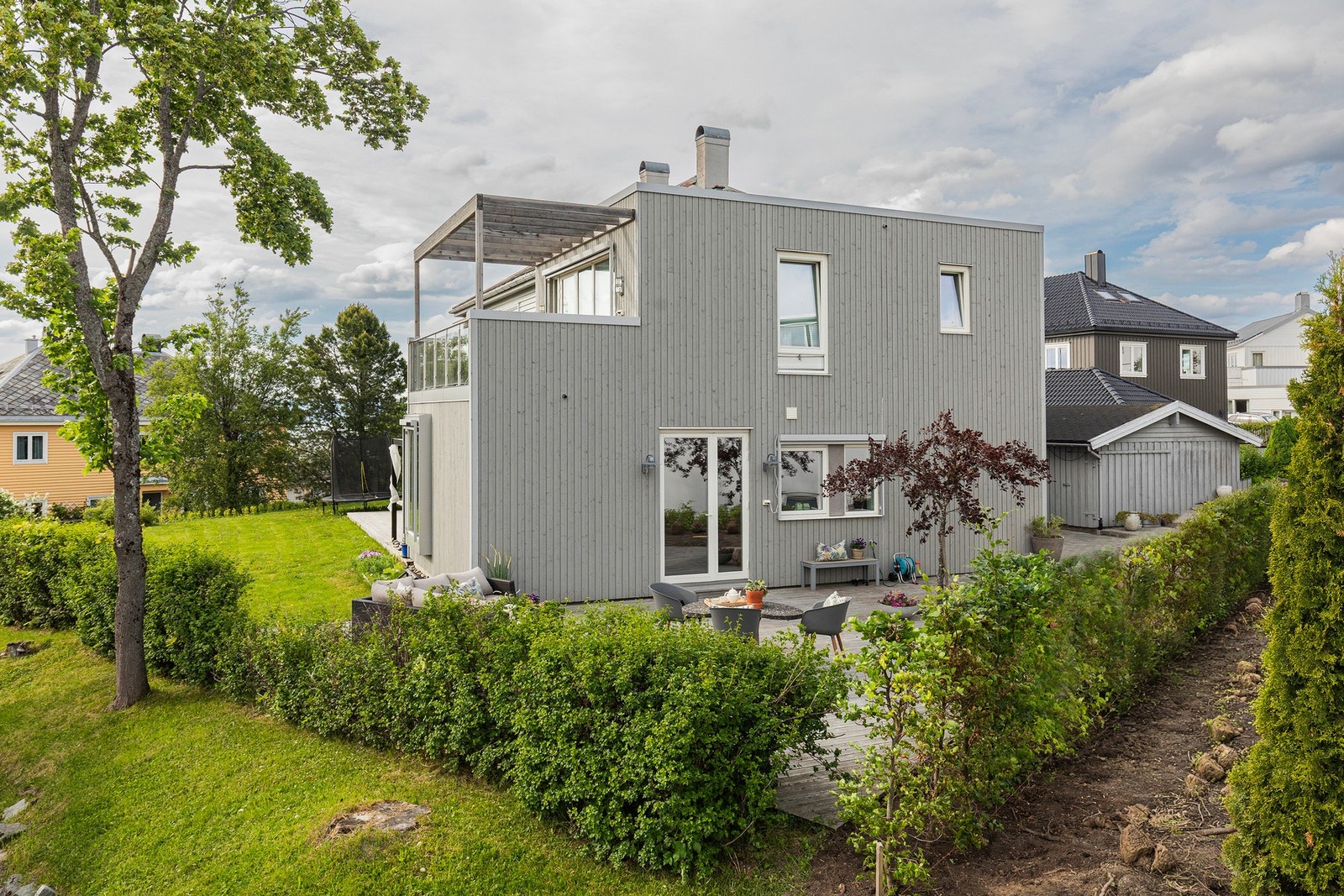 Velkommen til Kong Inges gate 11 D! En smakfull og innbydende enebolig på 95 m² fra 2017. Boligen har en svært skjermet og fin beliggenhet på Berg/Singsaker. Foto: Sofie Brovold. Galleribilde