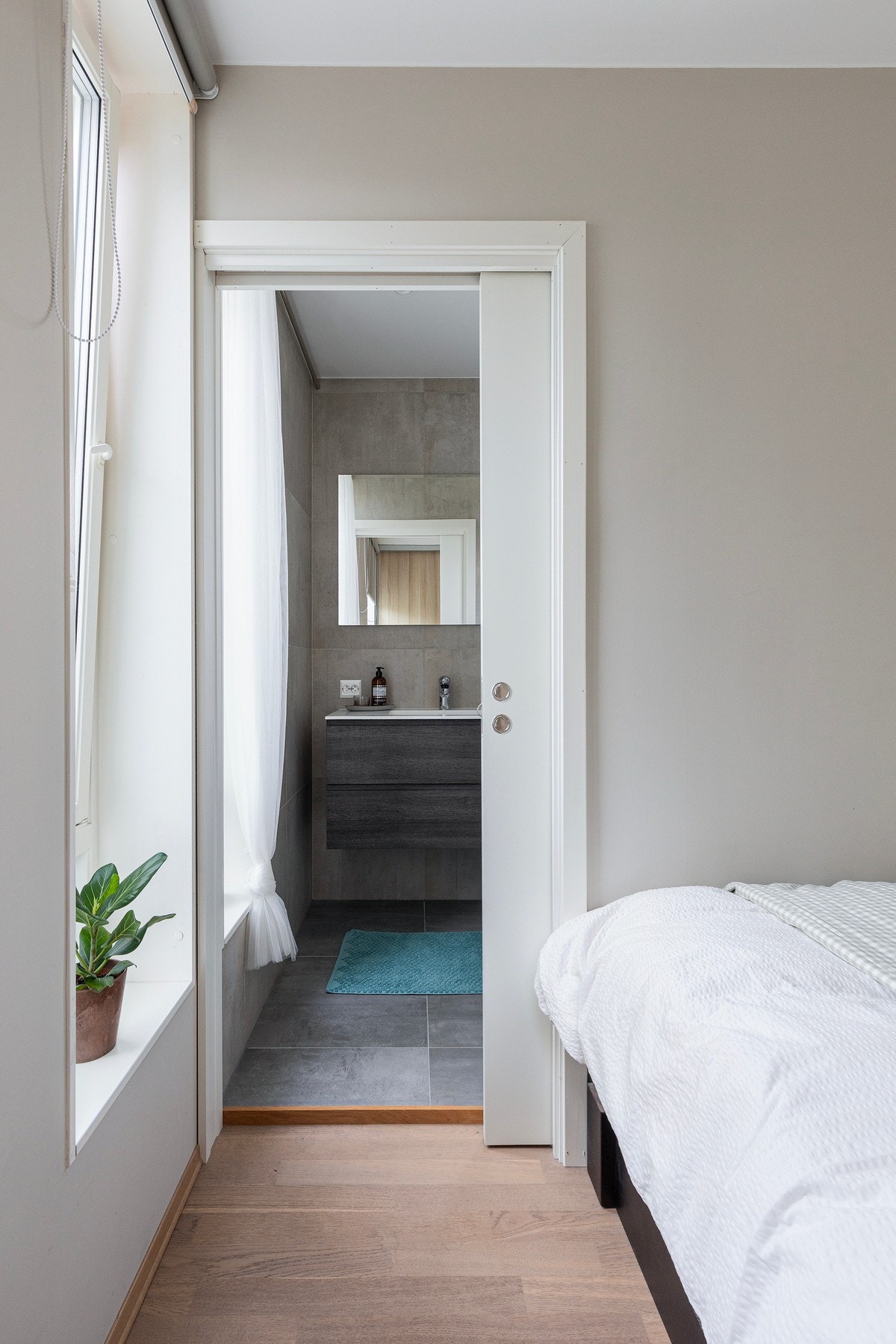 Skyverdør inn mot badet, som er plassbesparende. Galleribilde