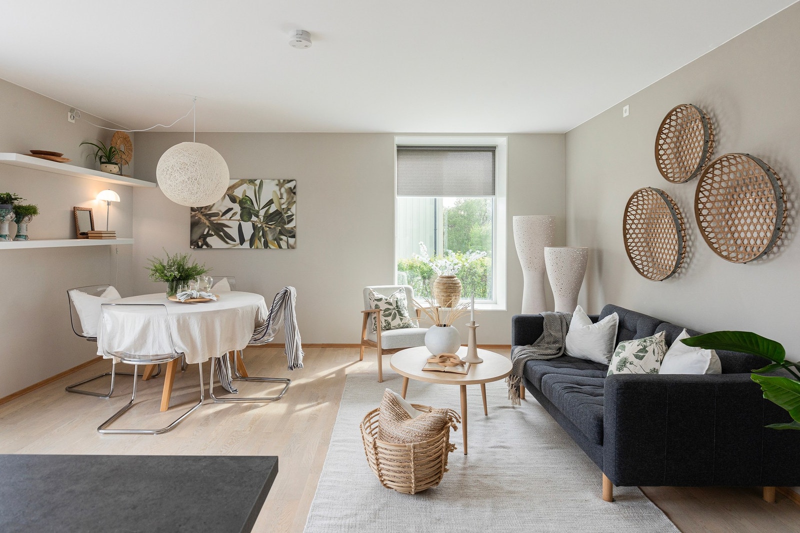 Et rom det er godt å være i. Lyst, pent og smakfullt. God plass til det man måtte behøve i en stue. Boligen har dessuten også en romslig stueløsning i 2.etasje. Galleribilde