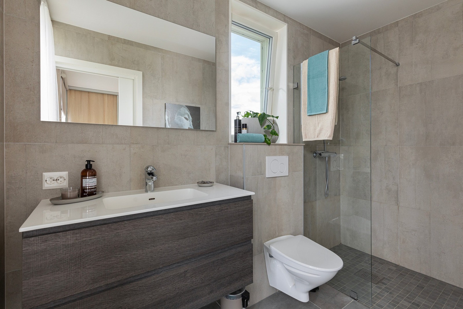 Et lekkert og flislagt bad som ligger rett ved soverommet. Tidløse og fine fargevalg på både fliser og innredning. Badet har også fått TG1 ifølge takstmann. Galleribilde