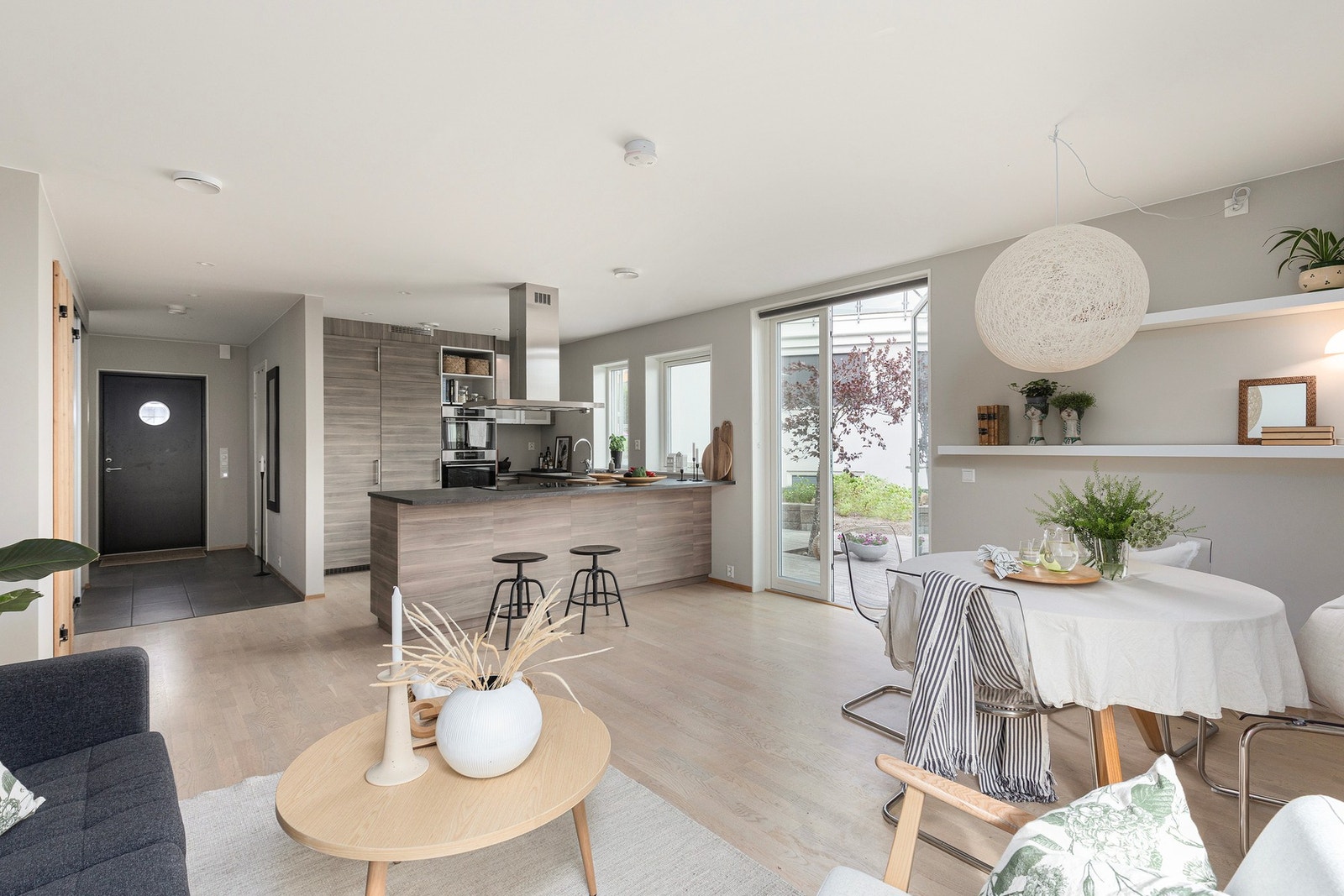 Velkommen inn! Boligen har en lys, luftig og god romfølelse i stue- og kjøkkenløsningen i 1.etasje. Massevis av naturlig lysinnslipp og god plass. Galleribilde