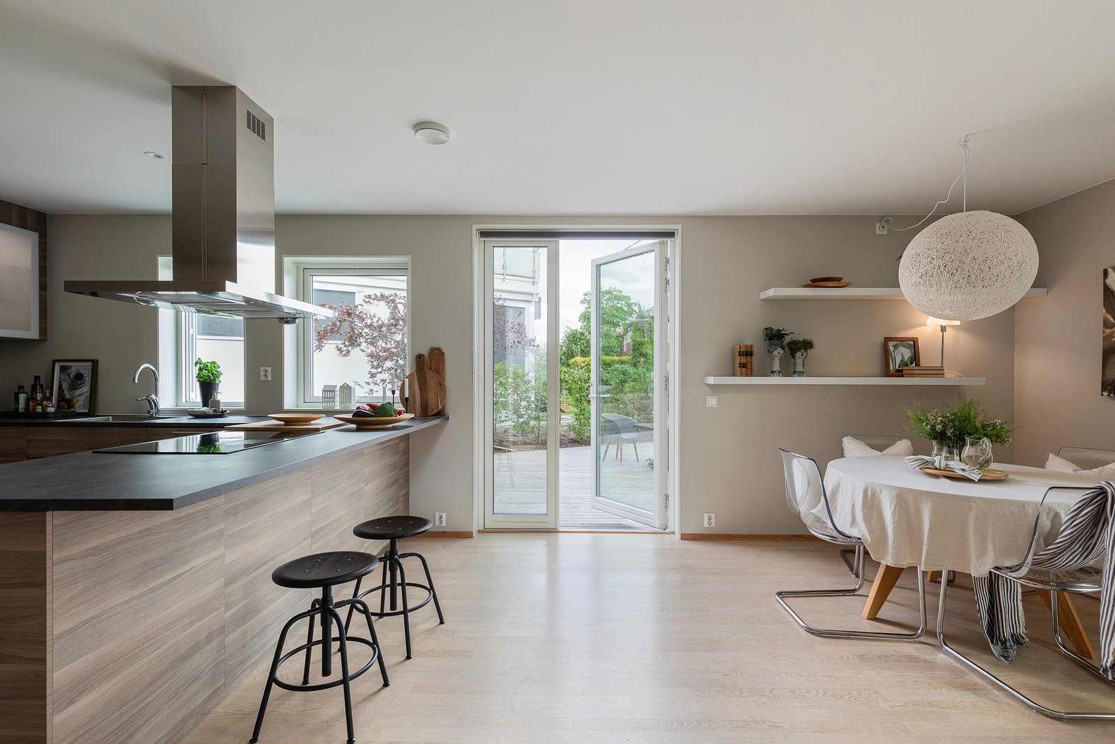 Utgang til den flotte, solrike terrassen fra stua. Pent utsyn mot terrassen og de grønne omgivelsene er det også. Galleribilde