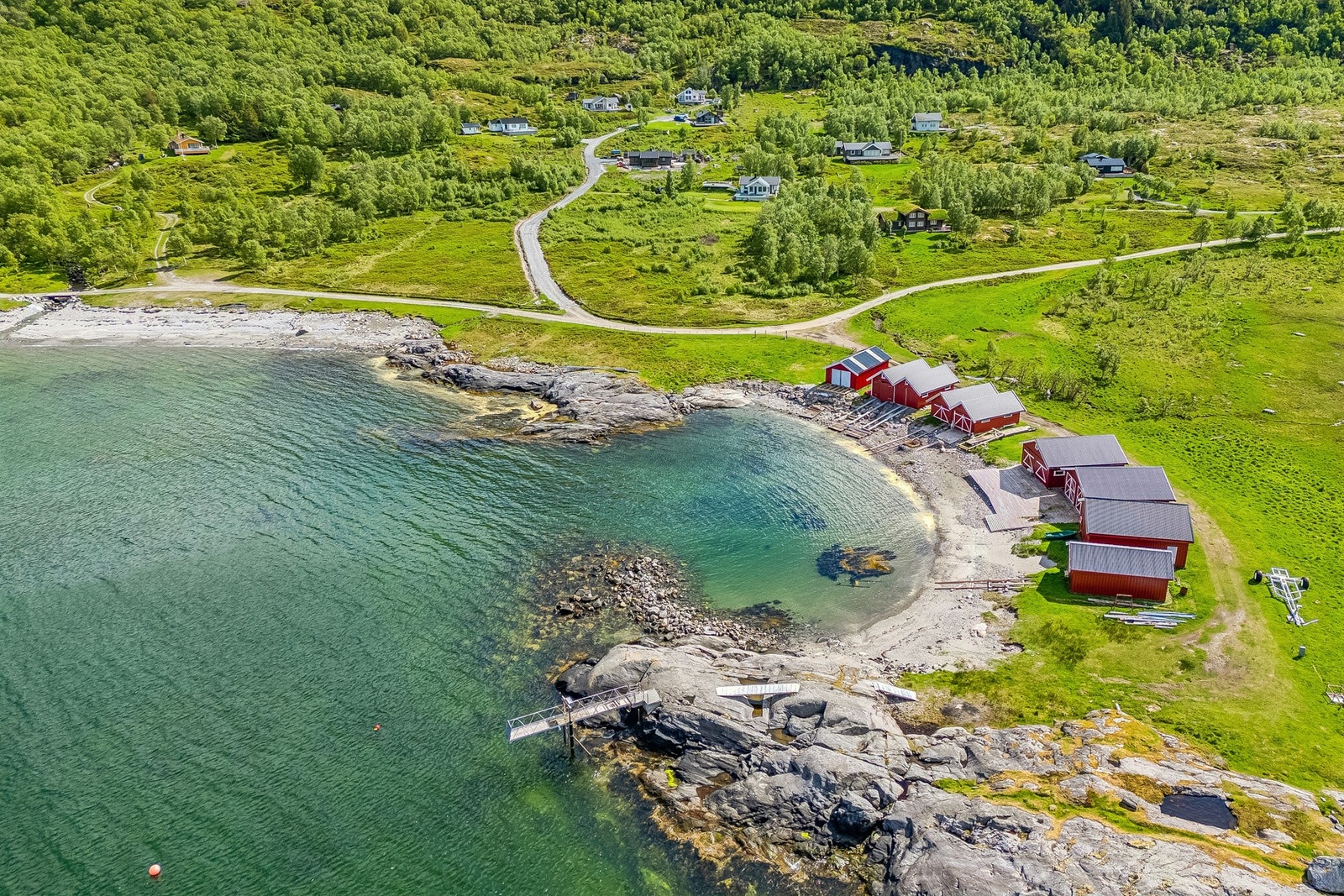 Eiendommen inkluderer en 1/2-part av et naust fra 2010, praktisk plassert nede ved fjorden med båtfeste Galleribilde