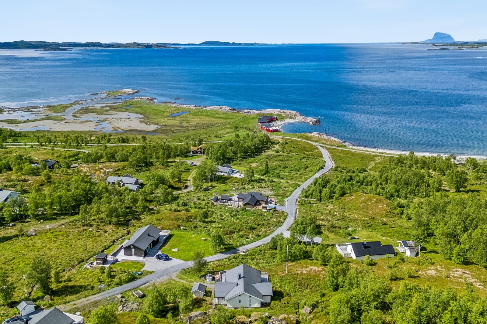 Fra eiendommen er det kort vei til sjøen og mange flotte turmuligheter i nærområdet Galleribilde