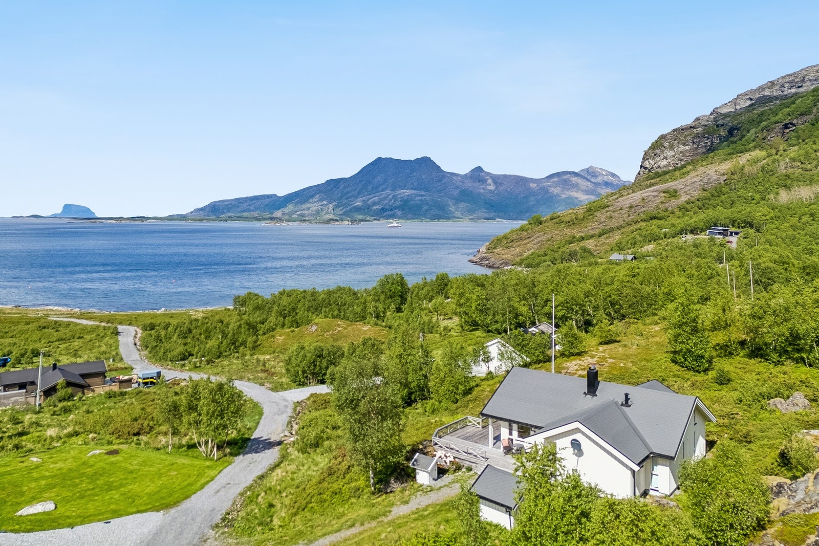 Eiendommen ligger i et naturskjønt område, kun 246 meter fra sjøen Galleribilde