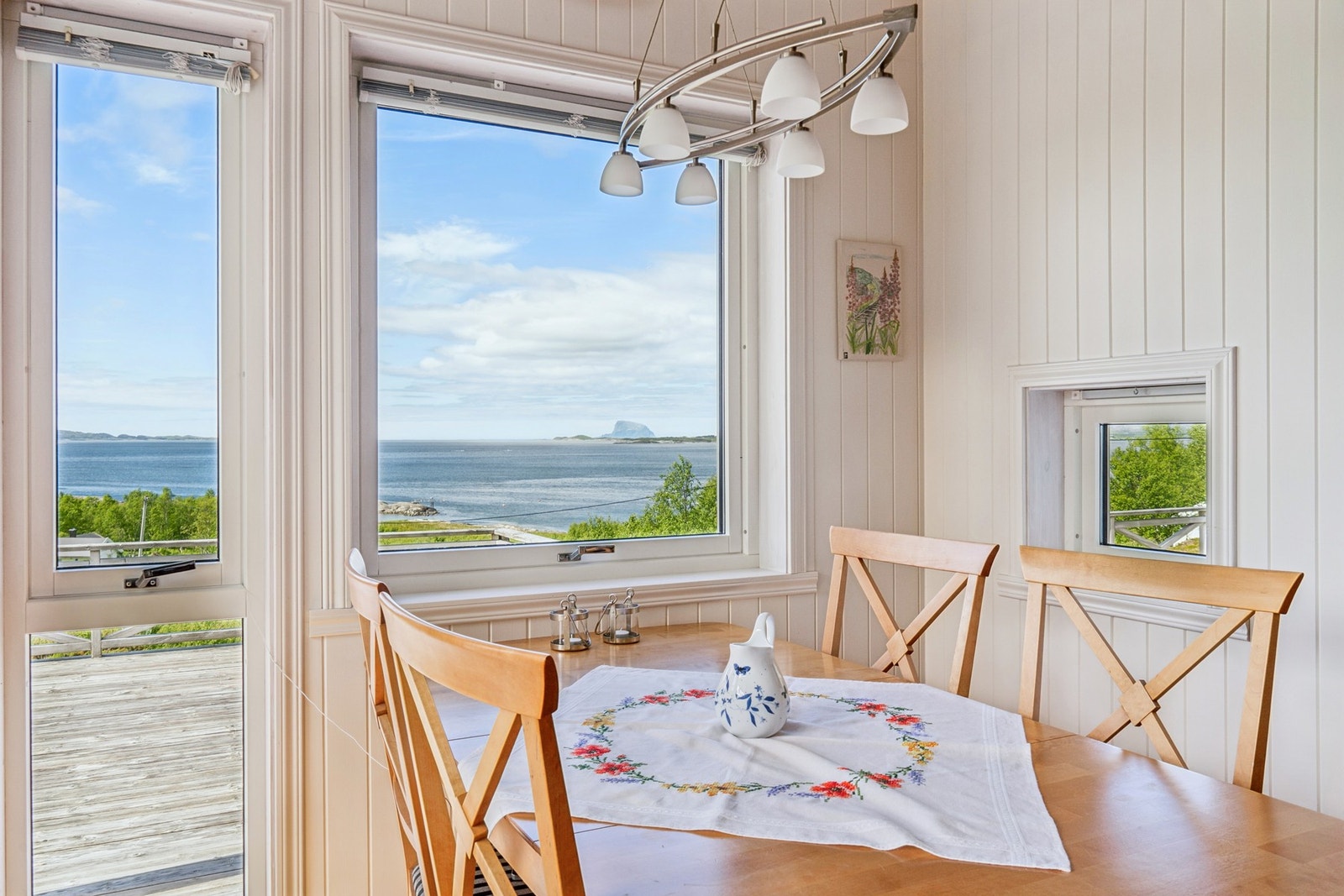 Vinduene ved spiseplassen rammer inn den flotte utsikten over havet Galleribilde