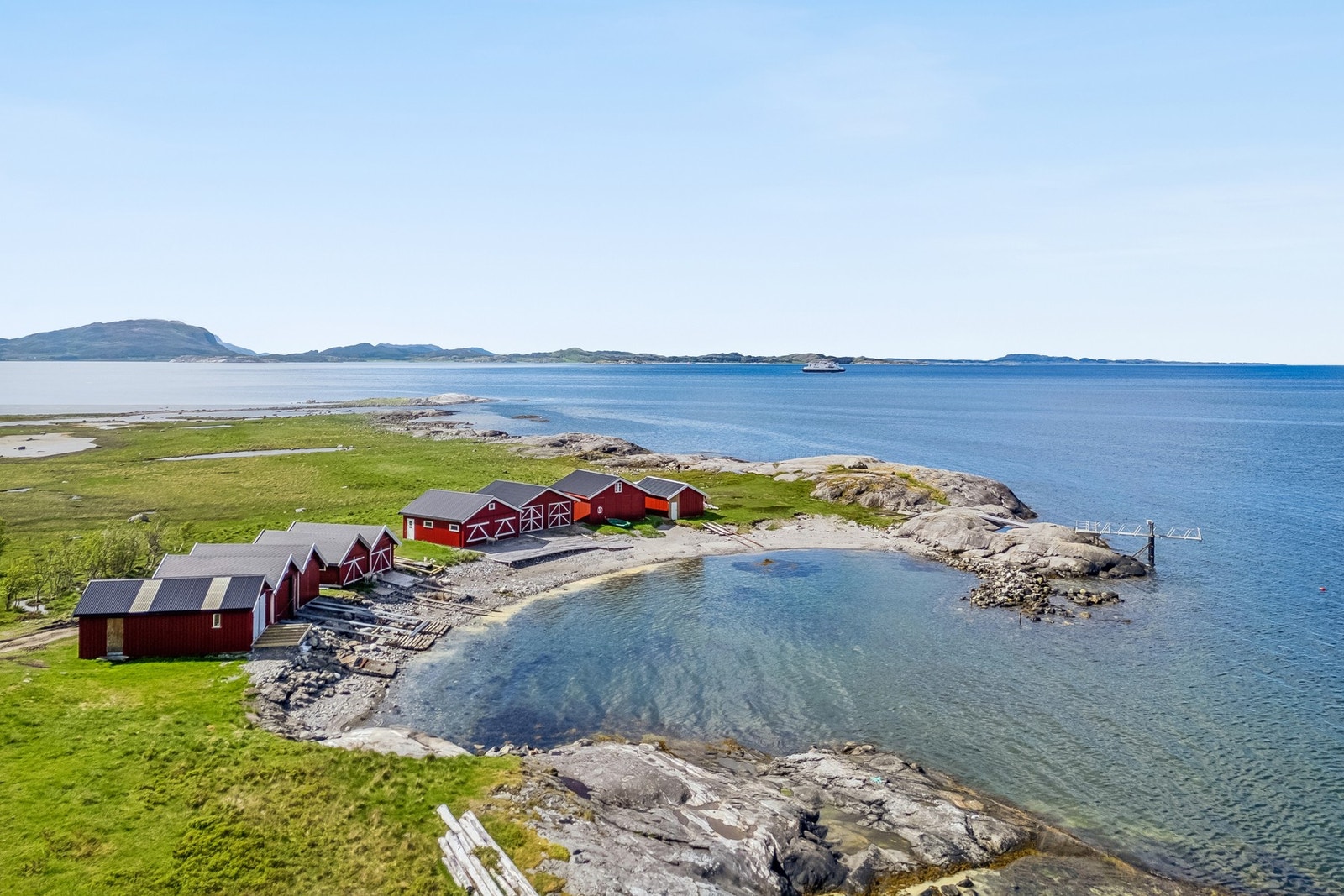 Naustmiljøet i Nordsjøbukta gir eiendommen en sterk tilknytning til sjølivet Galleribilde
