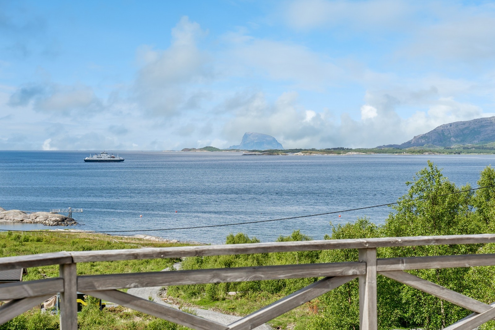 Fra terrassen kan man se både Tomma og Lovund i horisonten Galleribilde