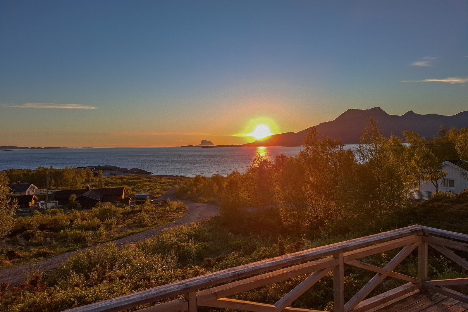 Solen som går ned bak Tomma Galleribilde