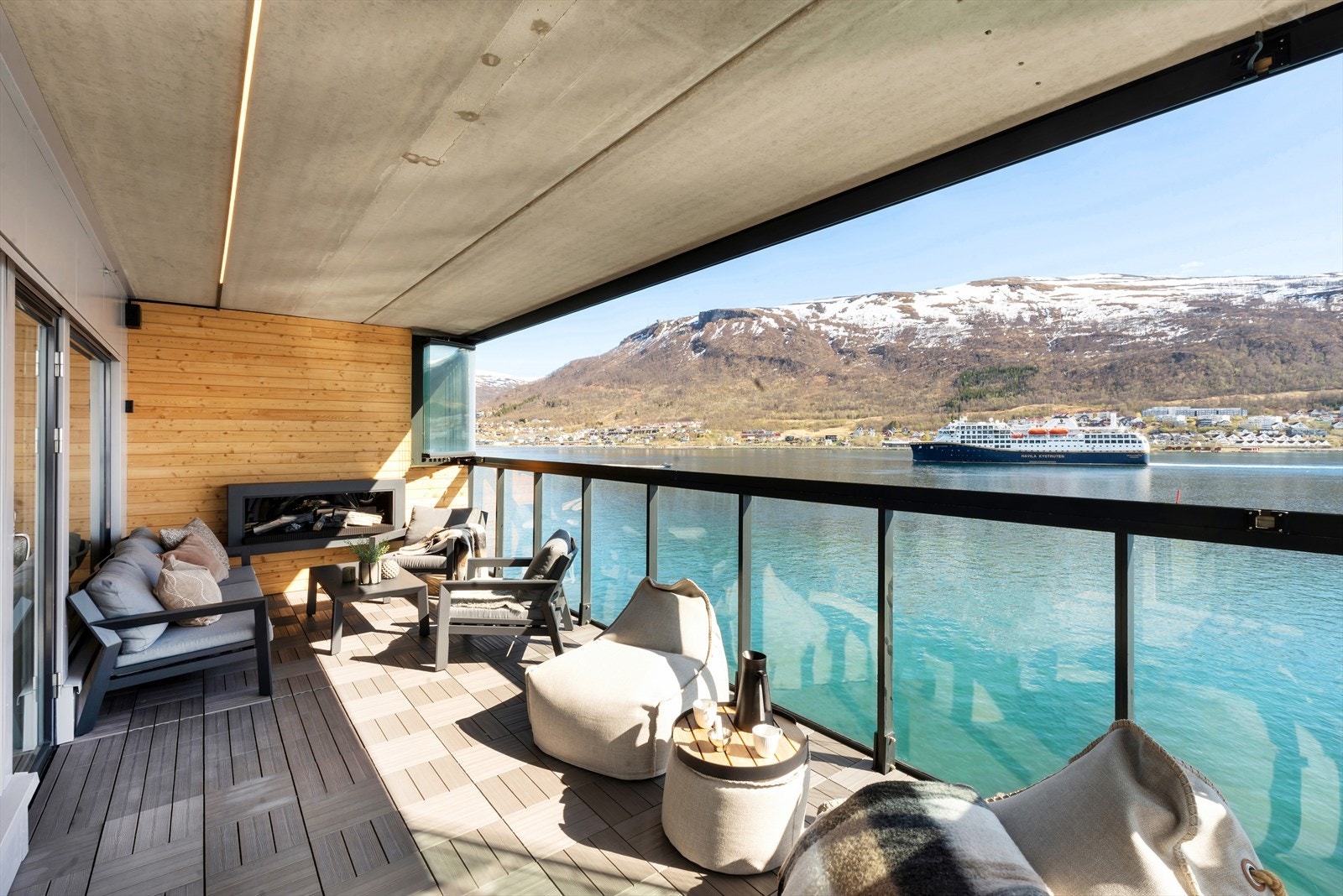 Her får du god plass til ønsket utemøblement hvor du kan nyte morgenkaffen mens skipene seiler forbi. Galleribilde