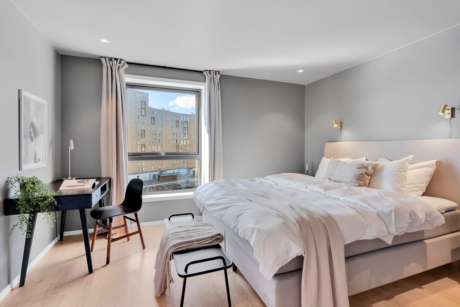 Soverom 1 - Romslig, med god plass til stor seng. Galleribilde