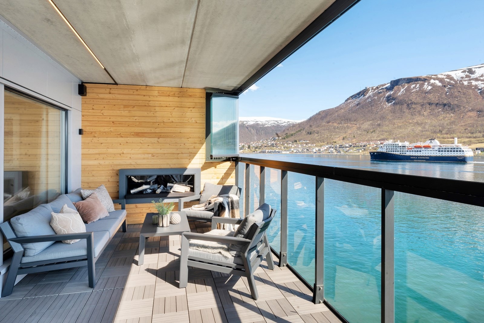 Den innglassede balkongen er på 21 m², og gir en flott forlengelse av stuen som kan brukes både sommer og vinter! Galleribilde