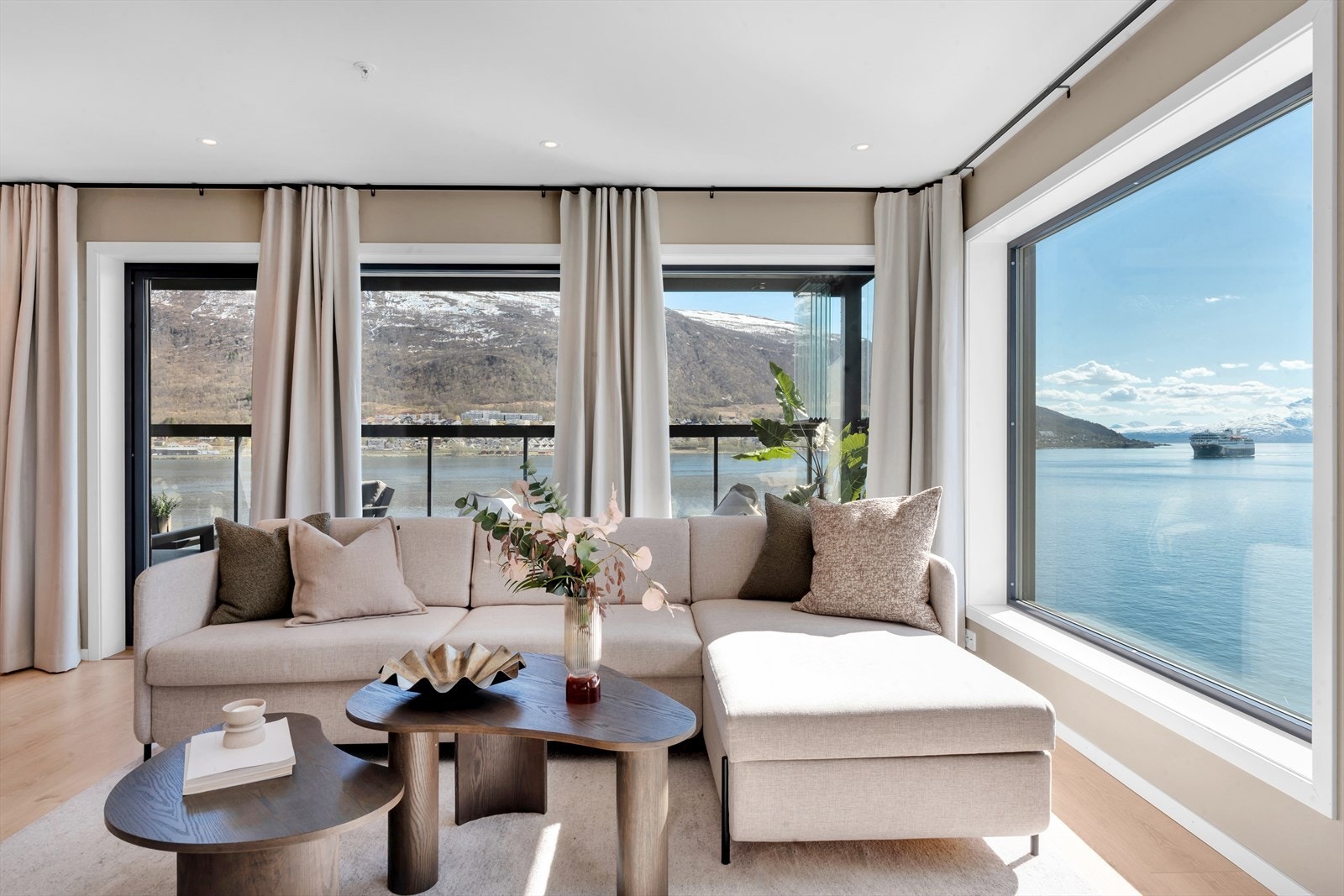 Toppmoderne standard med vannbåren fjernvarme, balansert ventilasjon, pent parkettgulv, glatte overflater med tidsriktige fargevalg, downlights i himling, og mye mer! Galleribilde