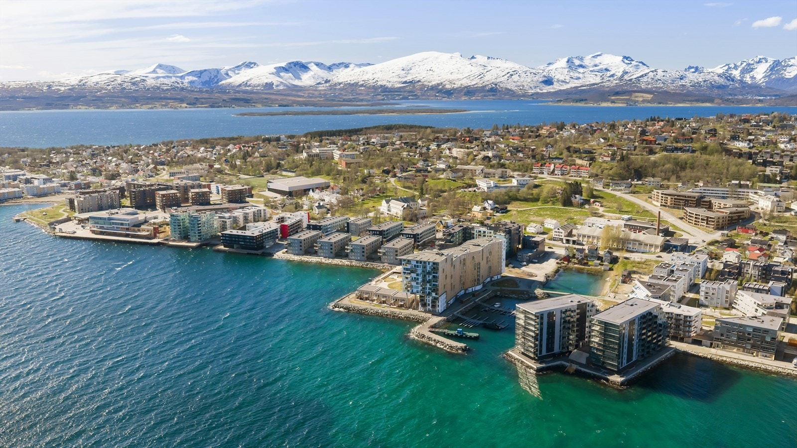 Fra strandkanten er det gangveier som trekker seg hele veien til populære Telegrafbukta i den ene retningen, og sentrum i den andre. Galleribilde