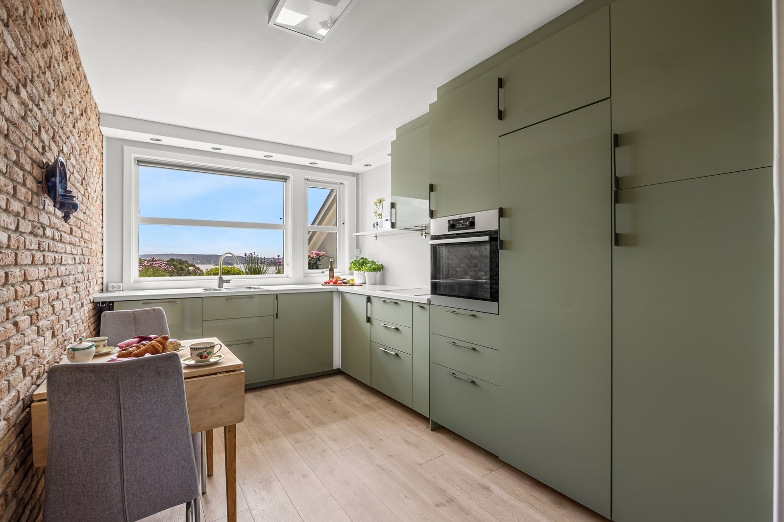 Kjøkkenet er utstyrt med platetopp, stekeovn, kjøleskap og oppvaskmaskin. Galleribilde