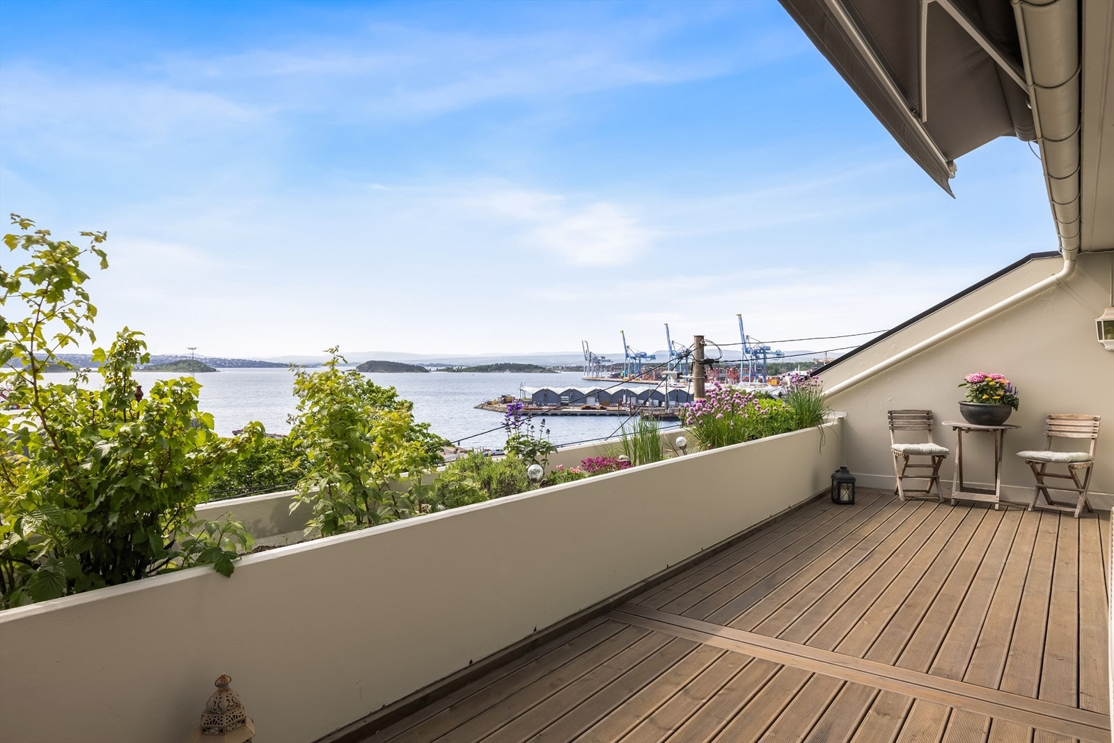 Verandaen har en støpt blomsterkasse som rekkverk, som gir en grønn og frodig ramme. Galleribilde