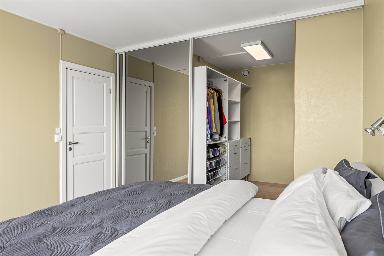 Bak skyvedørene har du walk-in-closet innredet med hyller og kurvsystemer for effektiv oppbevaring. Galleribilde