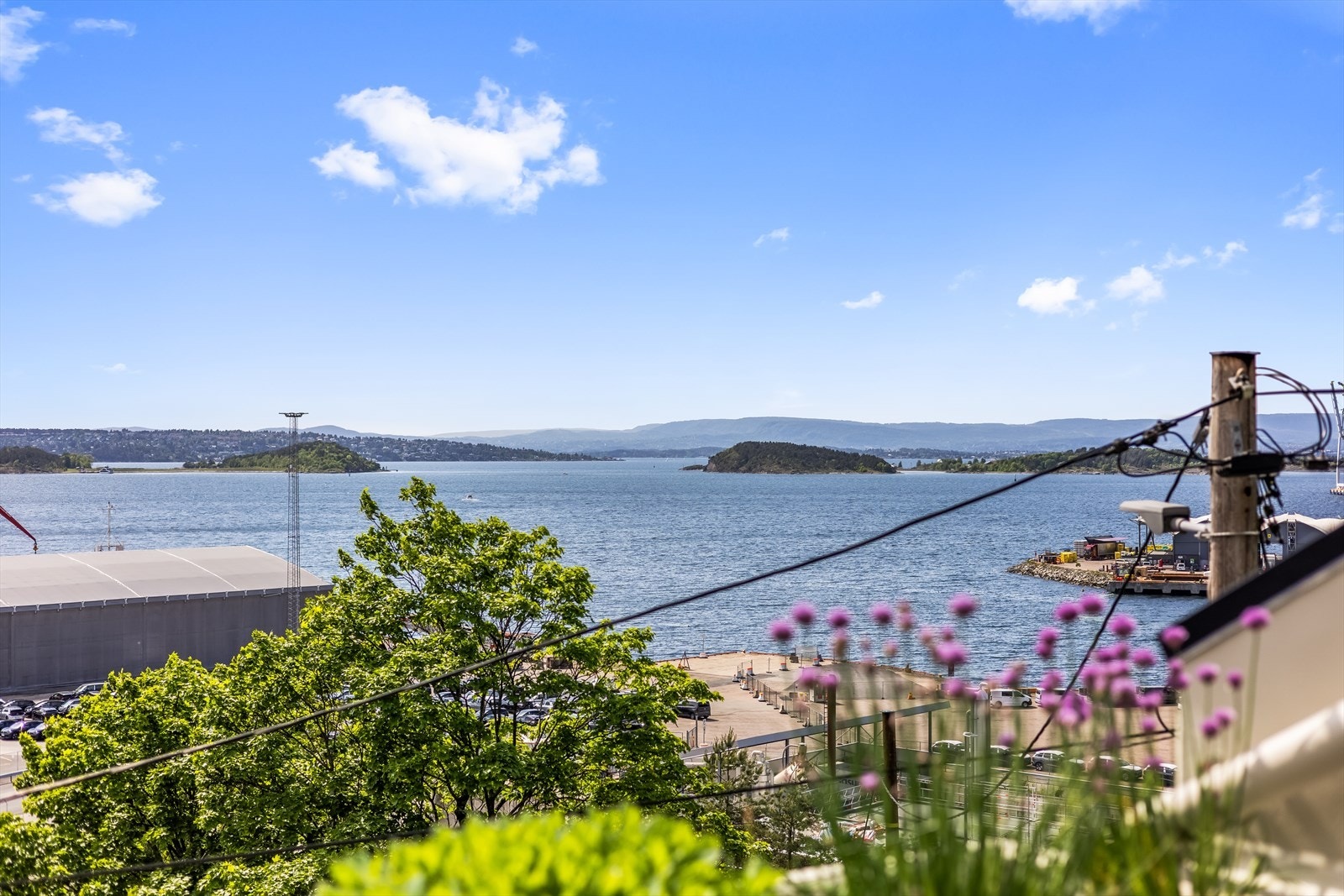 En fin 4-roms selveier over 2 plan med flotte sol- og utsiktsforhold over Oslofjorden. Galleribilde