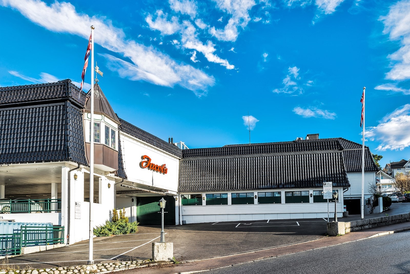 For dagligvarehandel er Sæter og Holtet lett tilgjengelig, med spesialforretninger som Jacobs. Galleribilde