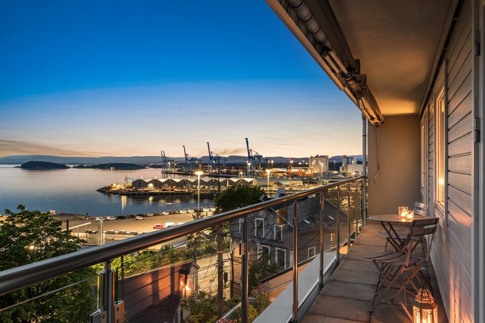 Balkongen i andre etasje gir en privat uteplass med utsikt over fjorden og byens skyline. Galleribilde