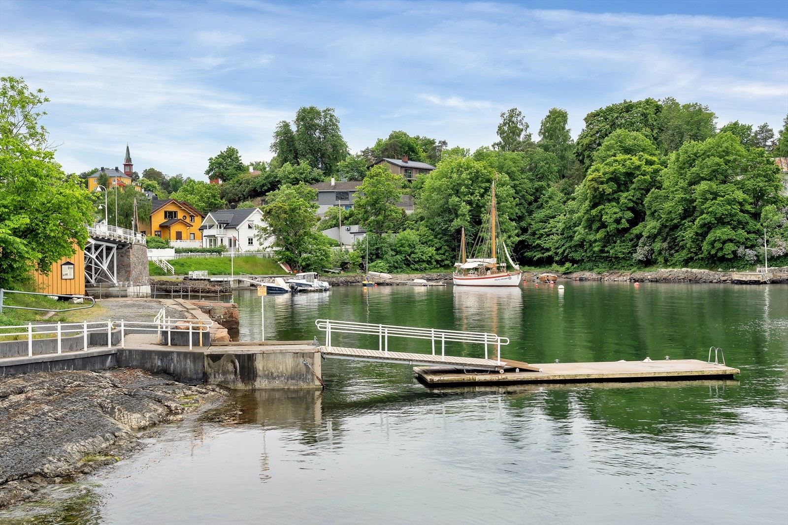 En kort spasertur tar deg ned til sjøen med populære badeplasser. Galleribilde