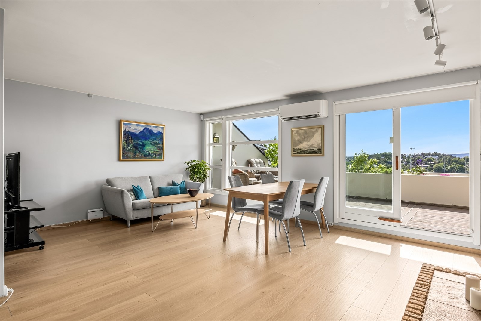 Stuen har god plass til både sofagruppe og spisebord. Fra stuen er det utgang til den store, solrike terrassen. Galleribilde