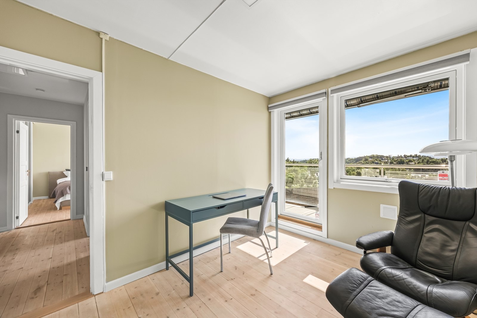 Fra dette rommet er det utgang til solrik balkong på 9,9 m² med flotte sol- og utsiktsforhold over Oslofjorden. Galleribilde