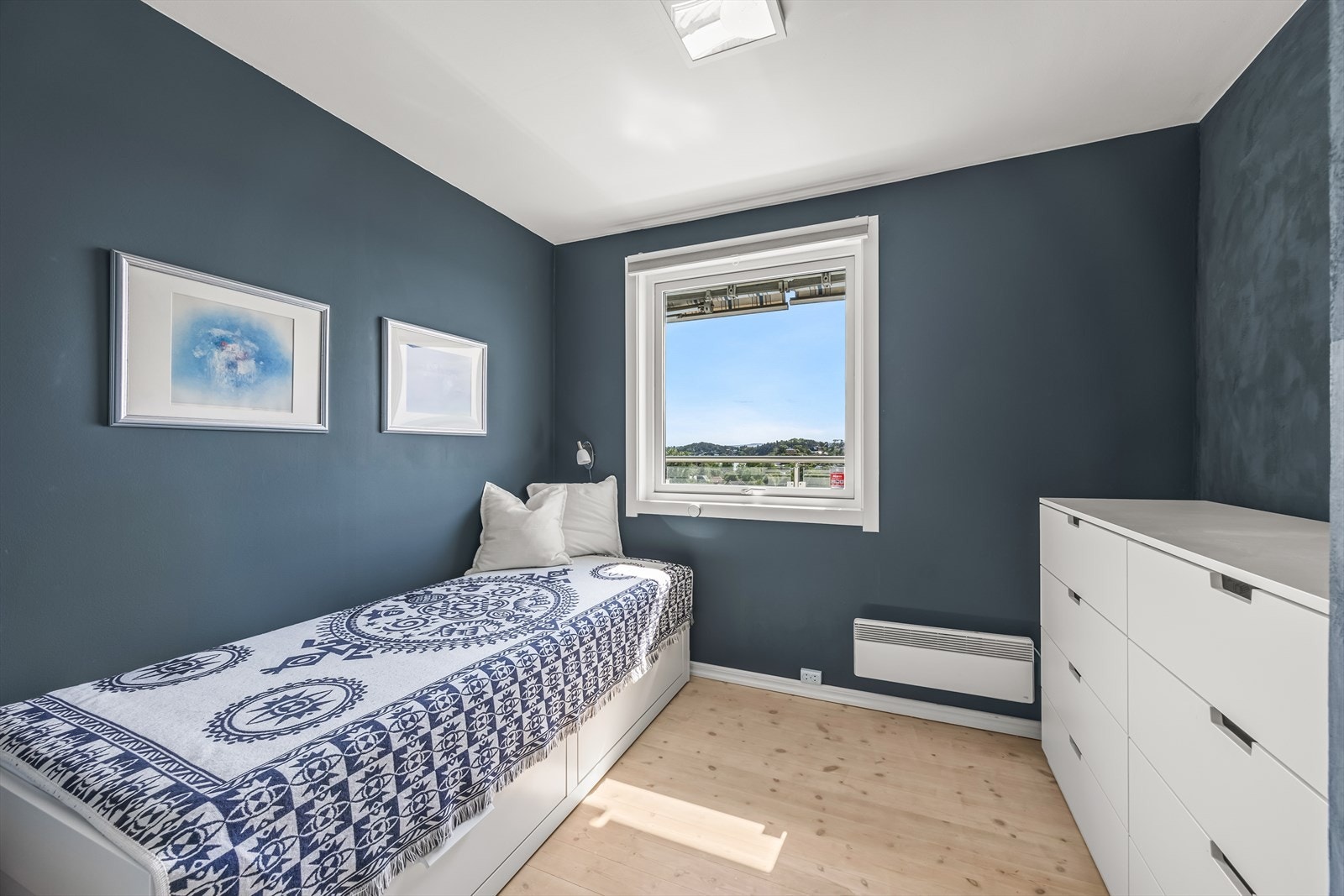 Leiligheten har tre soverom som alle er plassert i andre etasje. Galleribilde
