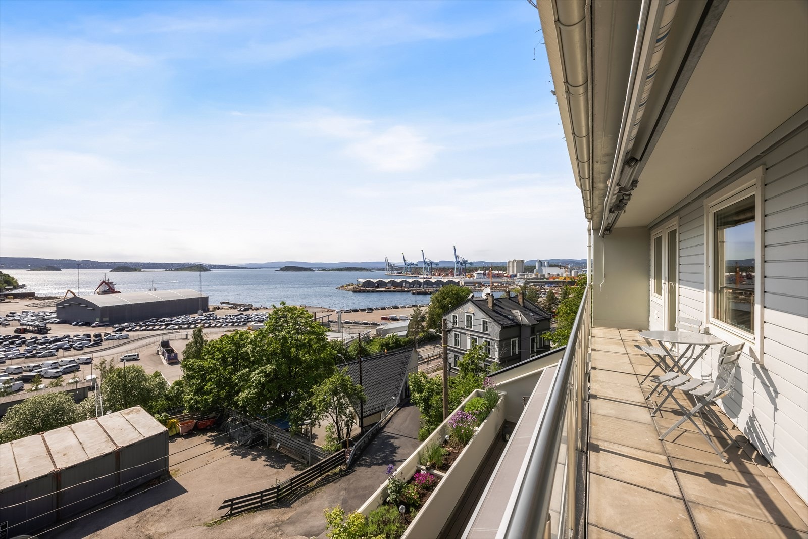 Balkong med rekkverk i stål og glass, og plass til en sittegruppe. Galleribilde