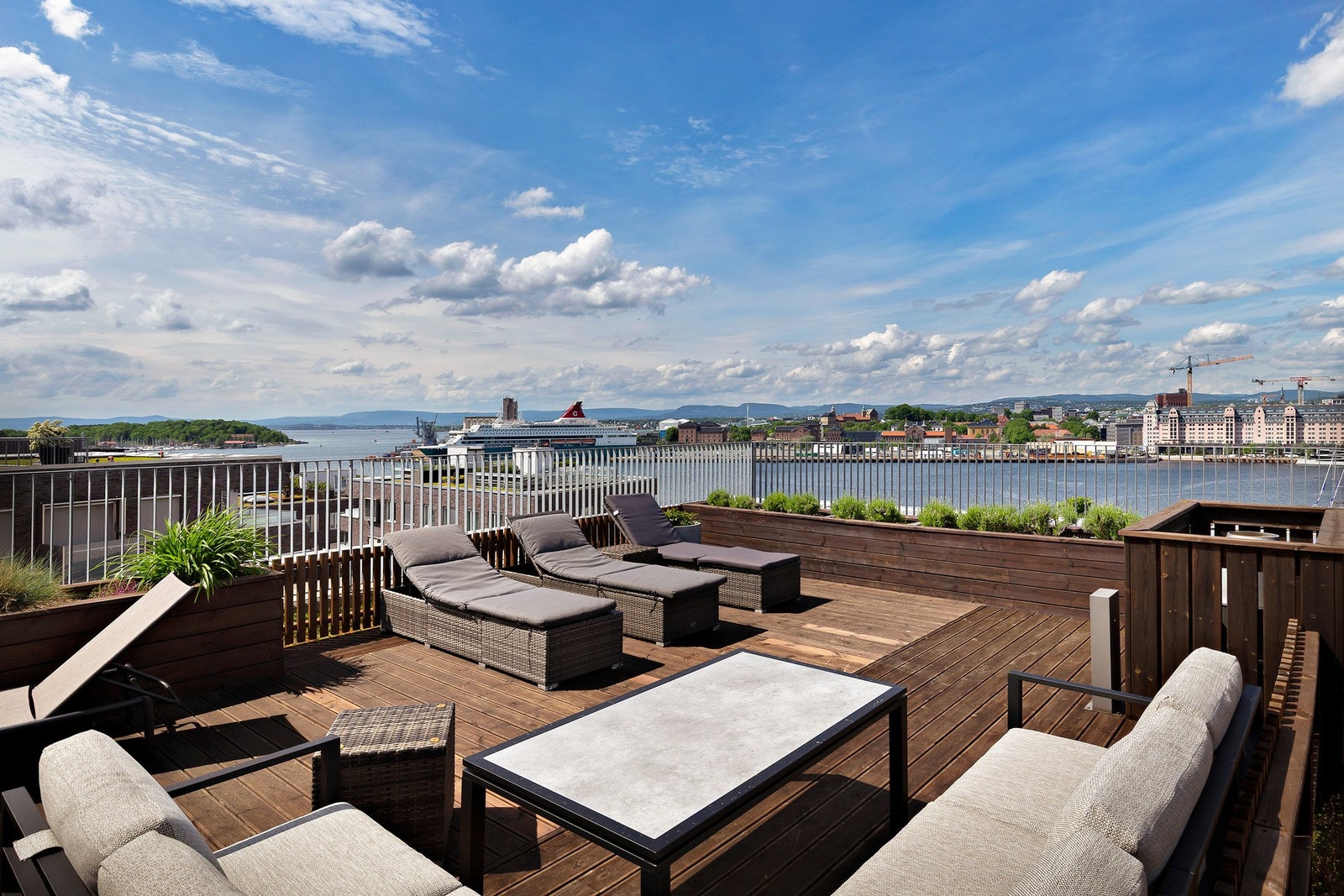 Deilig felles takterrasse hvor sameiet har møblert med sittegrupper for felles glede Galleribilde