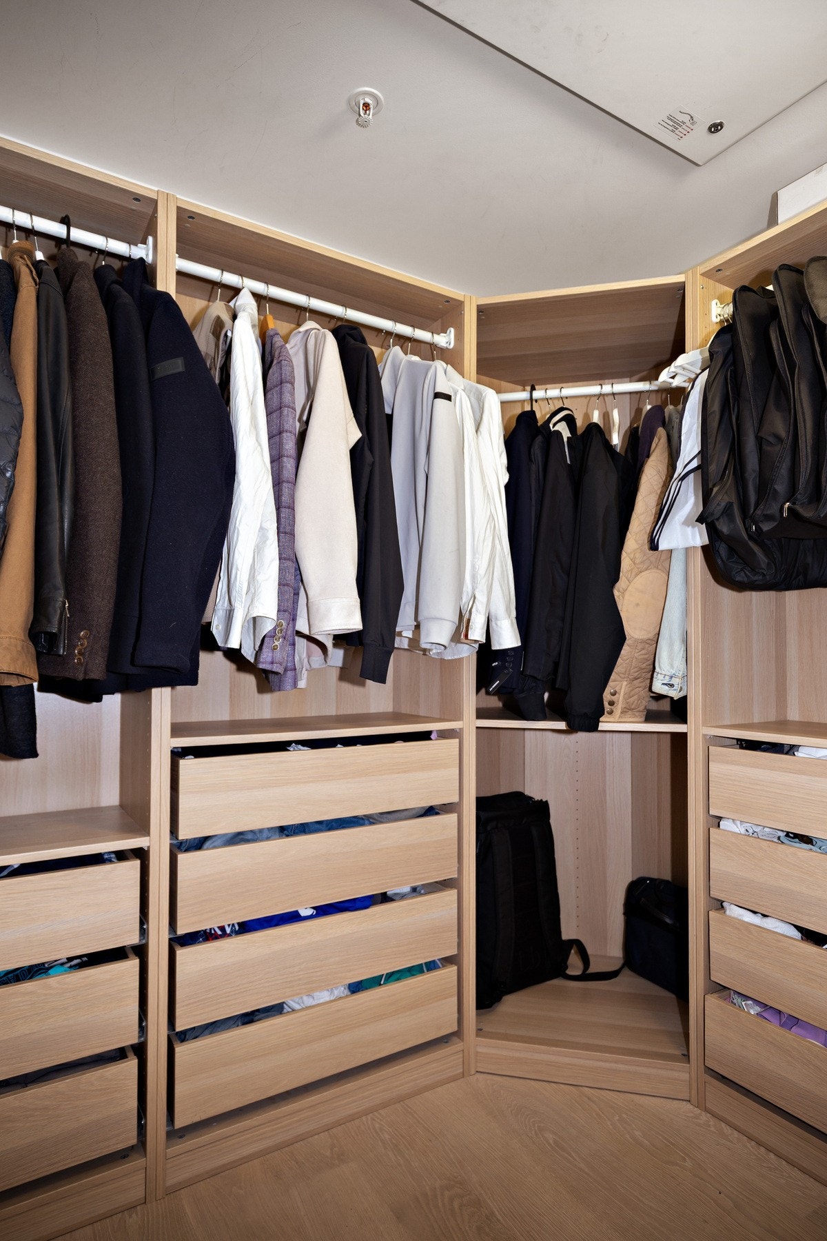 Walk-in closet. Praktisk og smart innredet med plass til både oppheng og skuffer. Galleribilde