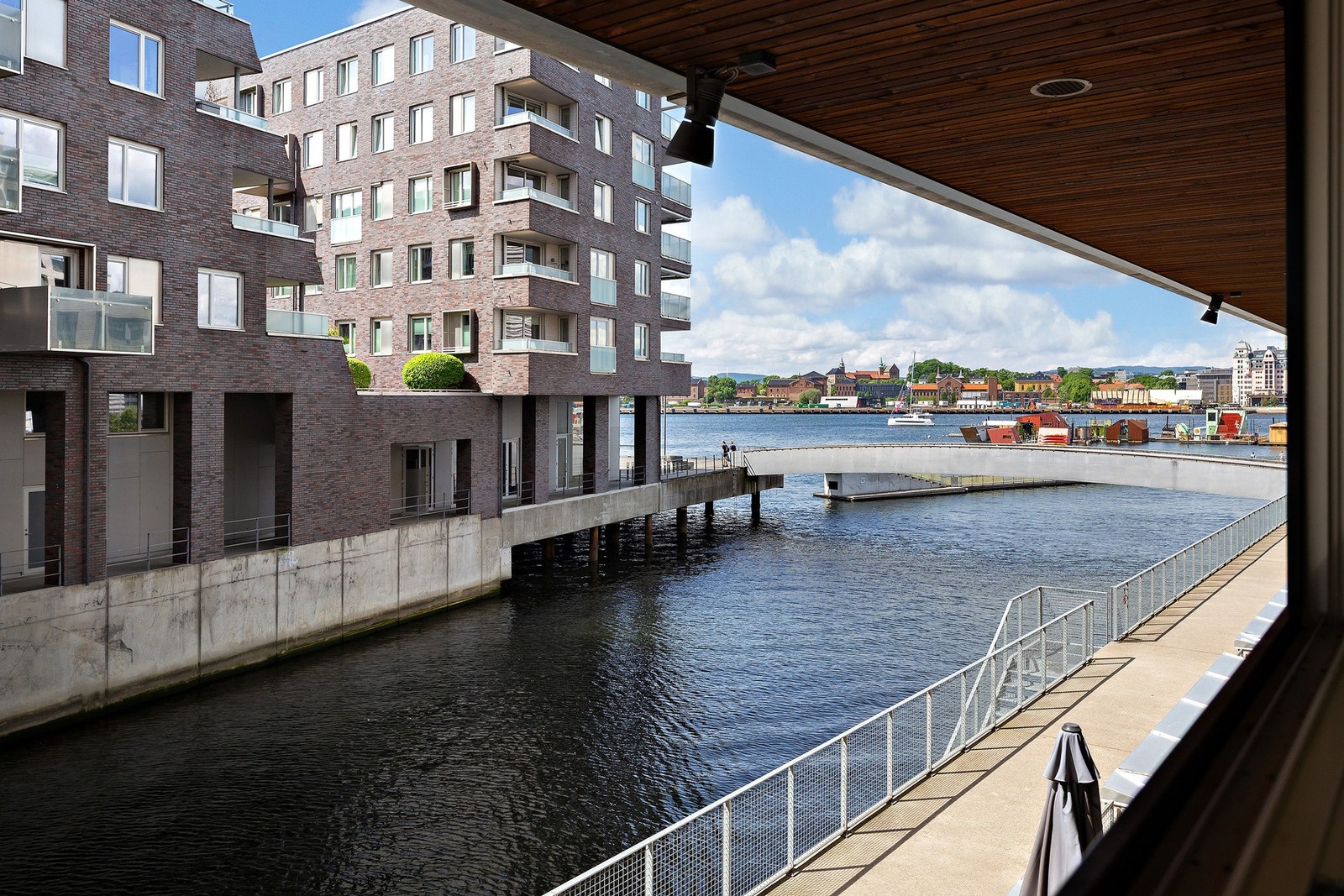 Utsikt mot Kanalen. Man kan leie båt eller kajakk mot årlig avgift. Galleribilde