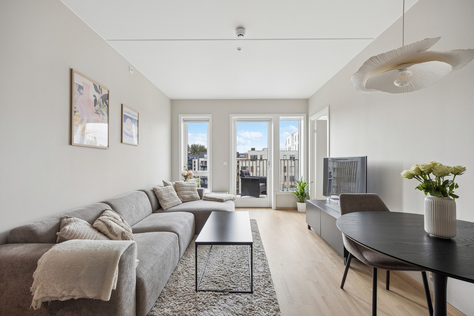 Romslig og lys stue med rikelig Lysinnslipp. Galleribilde