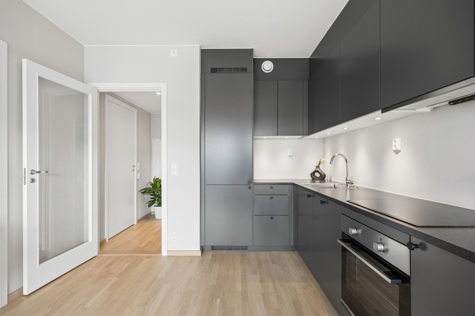 Moderne og stilrent kjøkken med glatte fronter. Galleribilde