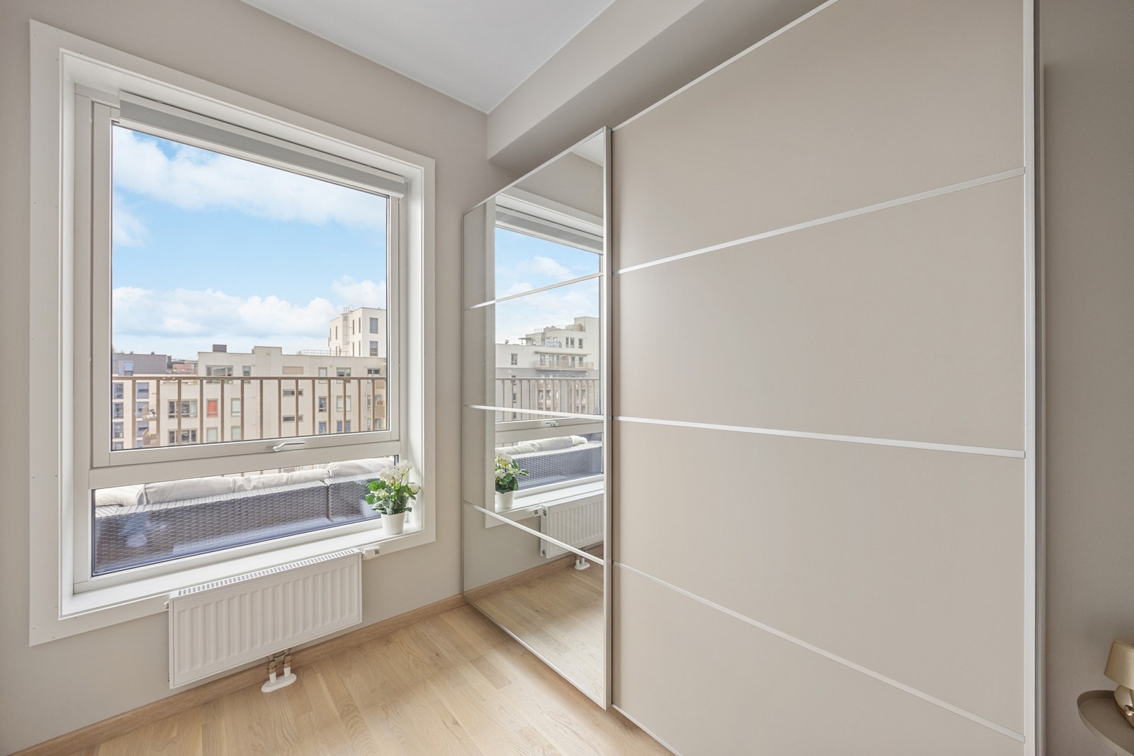 Lyst og moderne soverom med gode lysforhold. Galleribilde