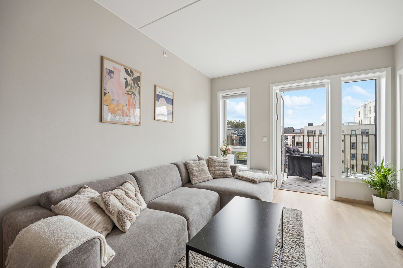 Stuen har egen adkomst til balkongen. Galleribilde