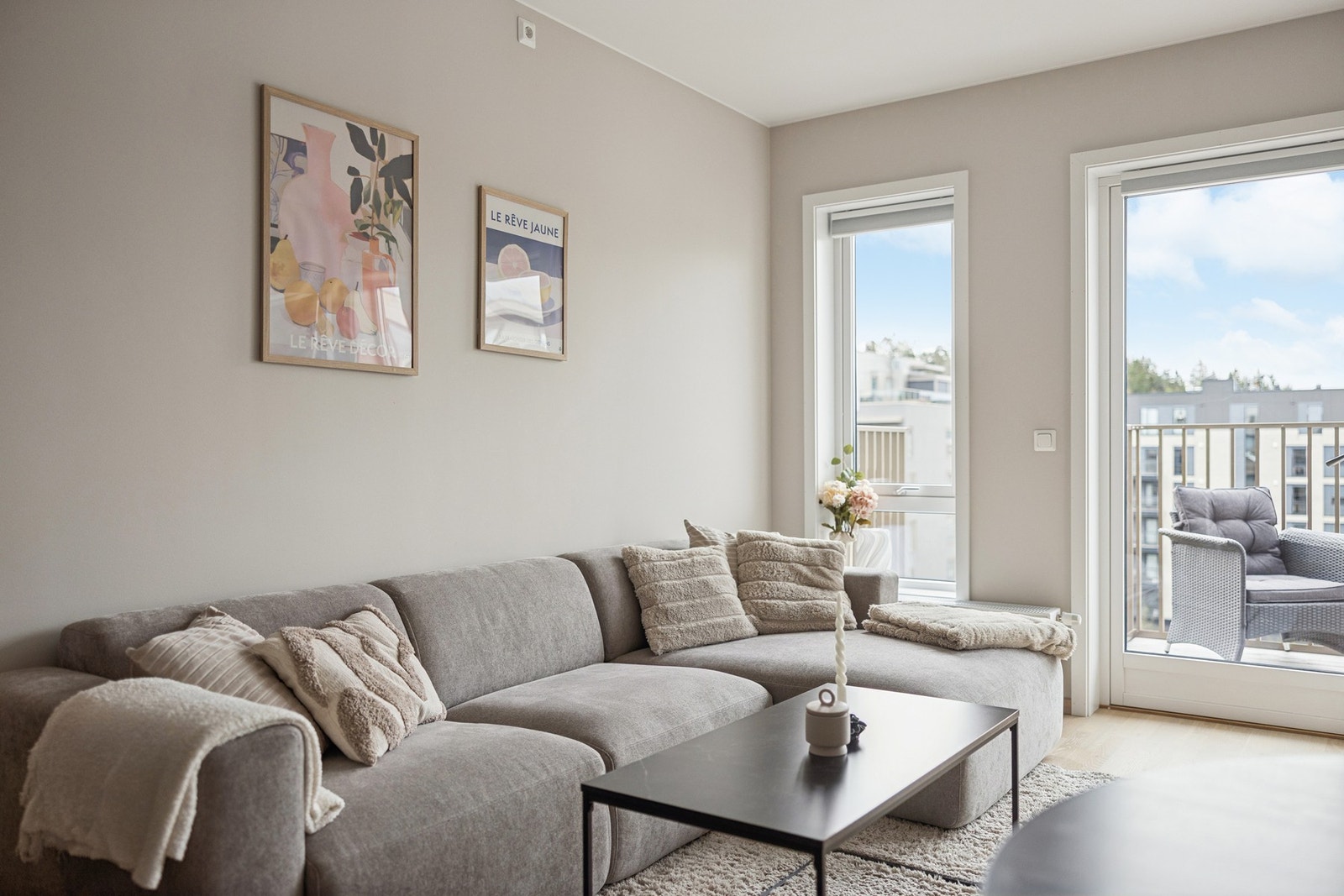 Oppvarming av boligen skjer i hovedsak ved bruk av radiatorer/vannbåren varme tilkoblet fellesanlegg.. Galleribilde
