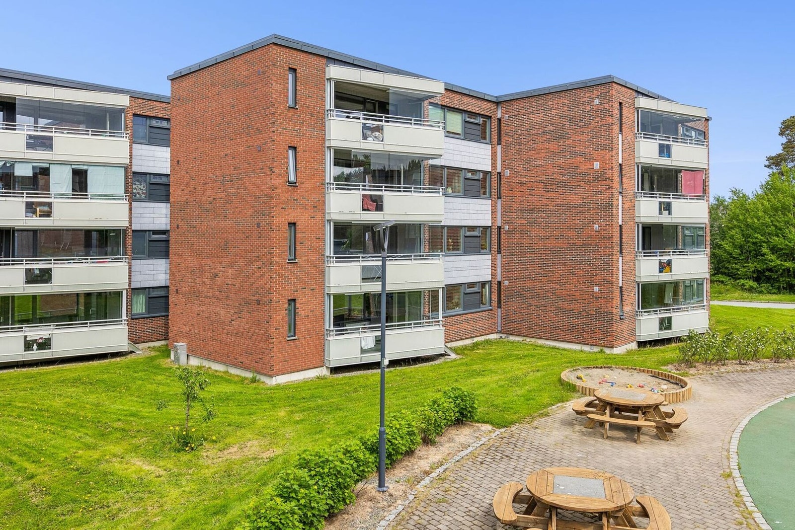 Brundalen er et populært boområde kjent for sine grønne omgivelser, gode kollektivforbindelser og nærhet til det meste du trenger i hverdagen. Galleribilde