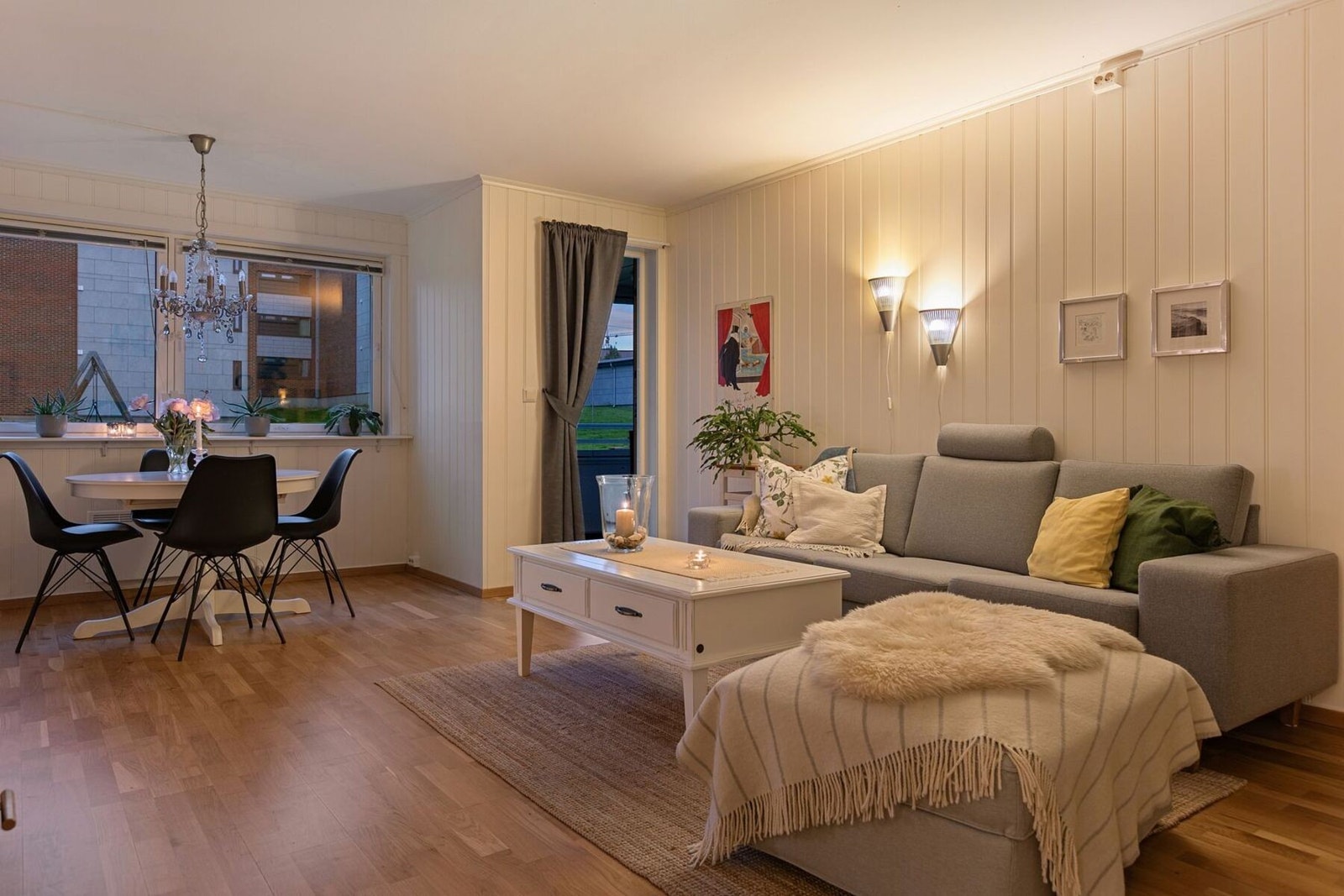 Stuen har en god størrelse som gir rom for både en innbydende sofagruppe og en hyggelig spiseplass. Galleribilde
