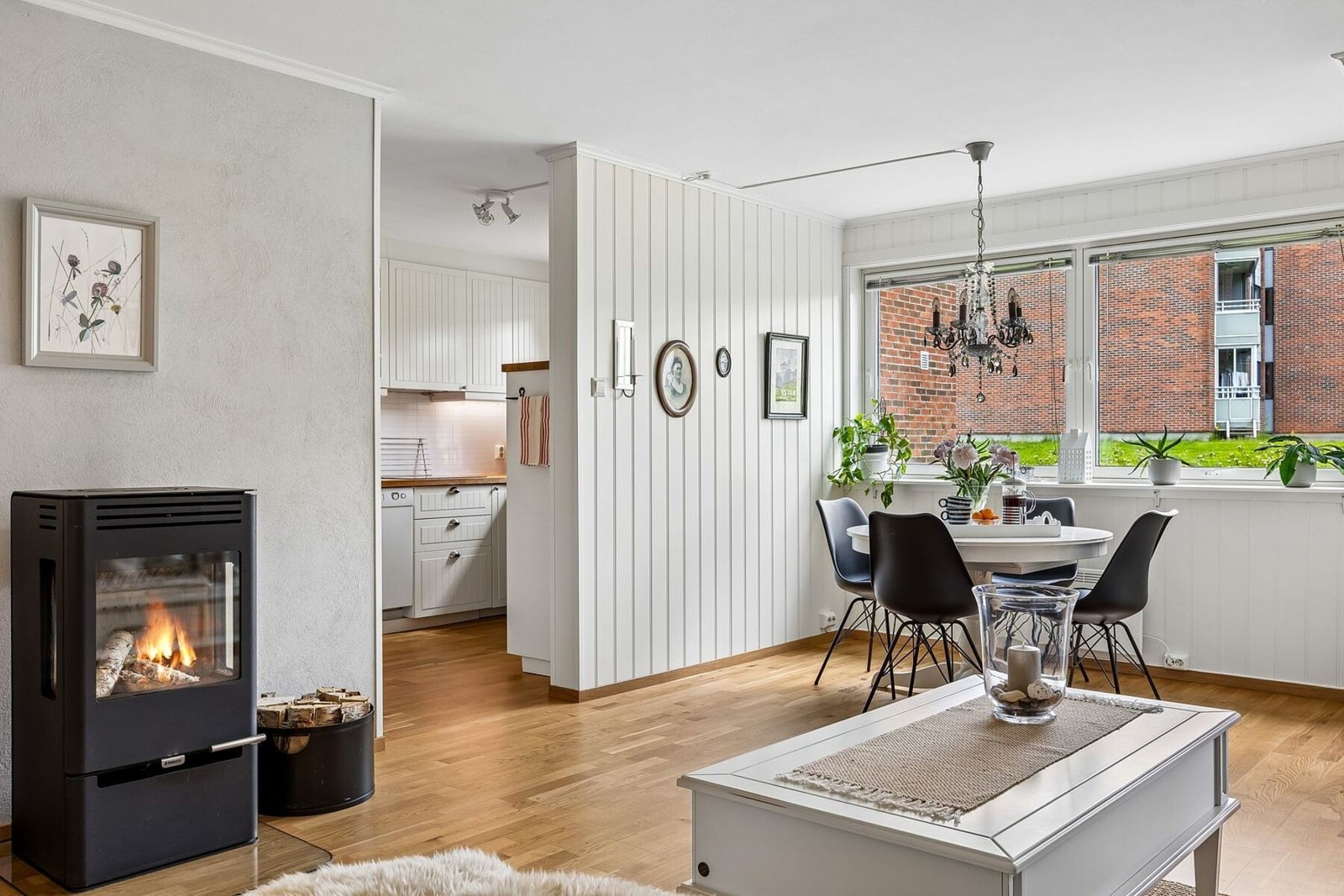 Store vindusflater slipper inn rikelig med naturlig lys og skaper en luftig atmosfære. Vedovnen skaper en lun og hyggelig ramme rundt oppholdsrommet. Galleribilde