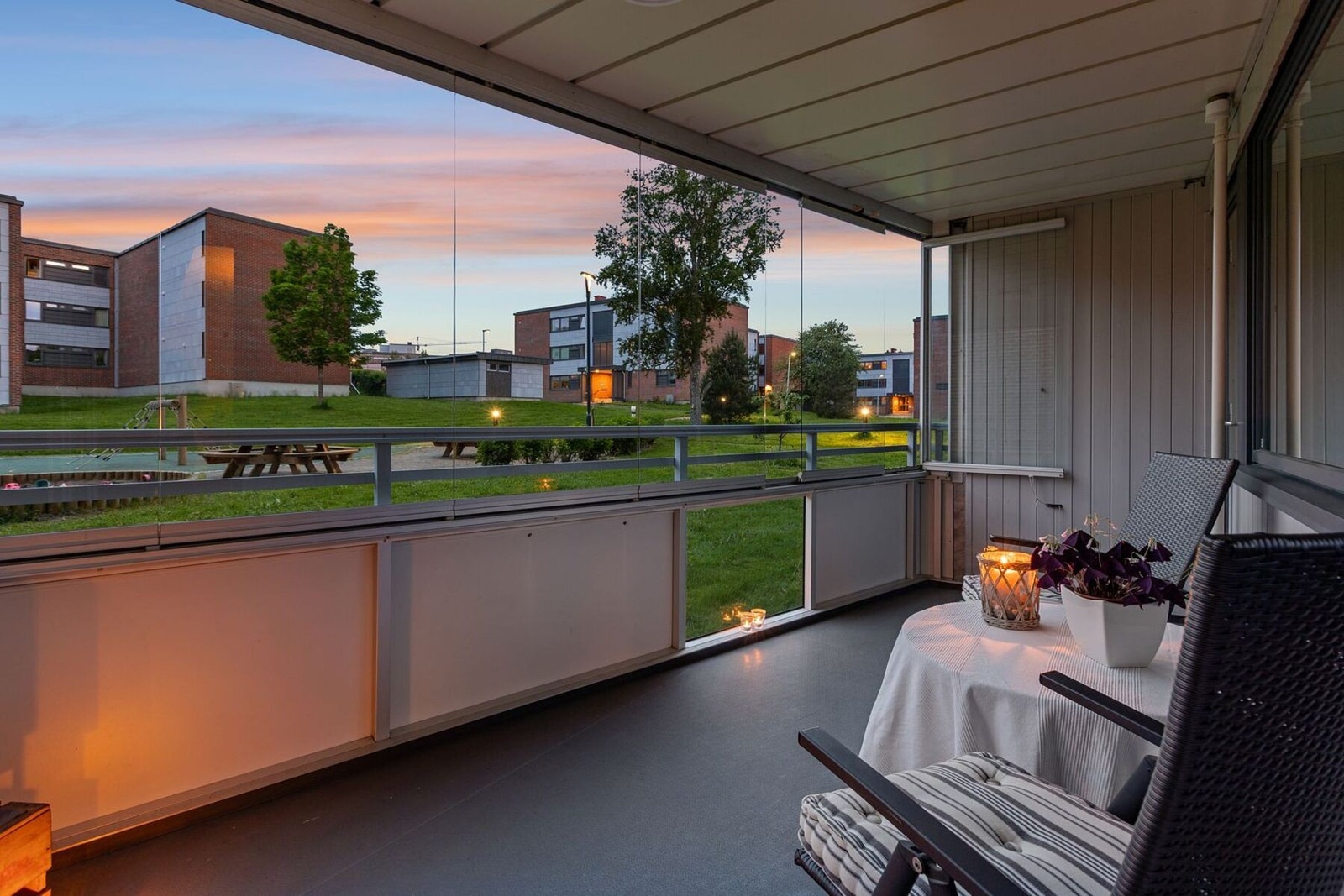 Her får du en flott forlengelse av oppholdsrommet med god plass til ønsket utemøblement. Balkongen vender ut mot grønne og trivelige fellesarealer. Galleribilde