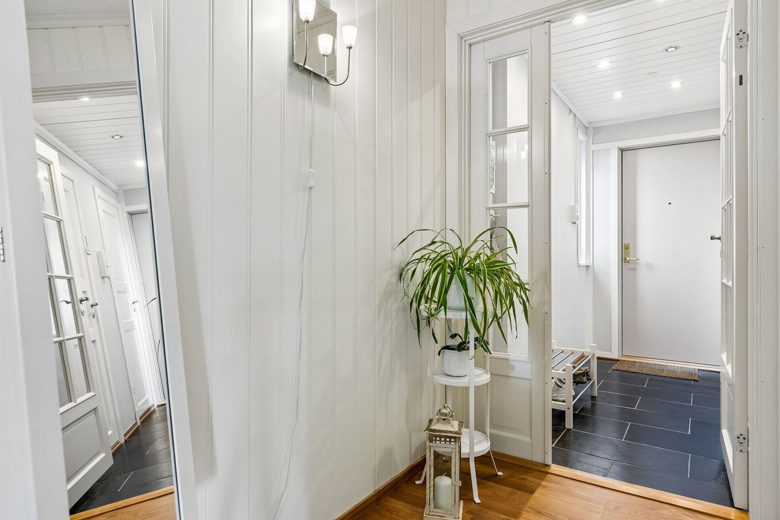 Innbydende entré på 3,5 kvadratmeter med god plass til oppheng av yttertøy og sko. Fra entréen ledes du videre inn i en praktisk gang som sikrer en god flyt mellom boligens rom. Galleribilde